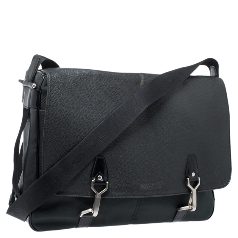 Black Louis Vuitton Taiga Luca Crossbody Bag – Designer Revival