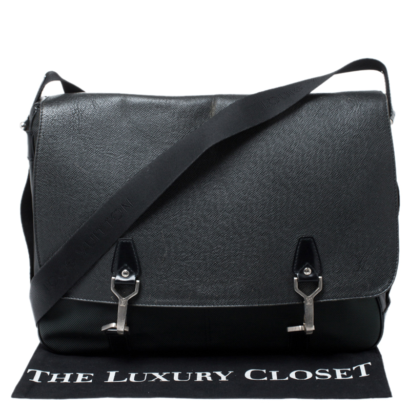 Louis Vuitton Taiga Dersou Messenger Bag - Green Shoulder Bags, Handbags -  LOU796361