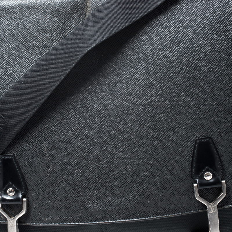 Axelväska Taiga Dersou Messenger Bag Louis Vuitton (Äkta) - Auktioner  online - Nätauktioner & Konkursauktioner