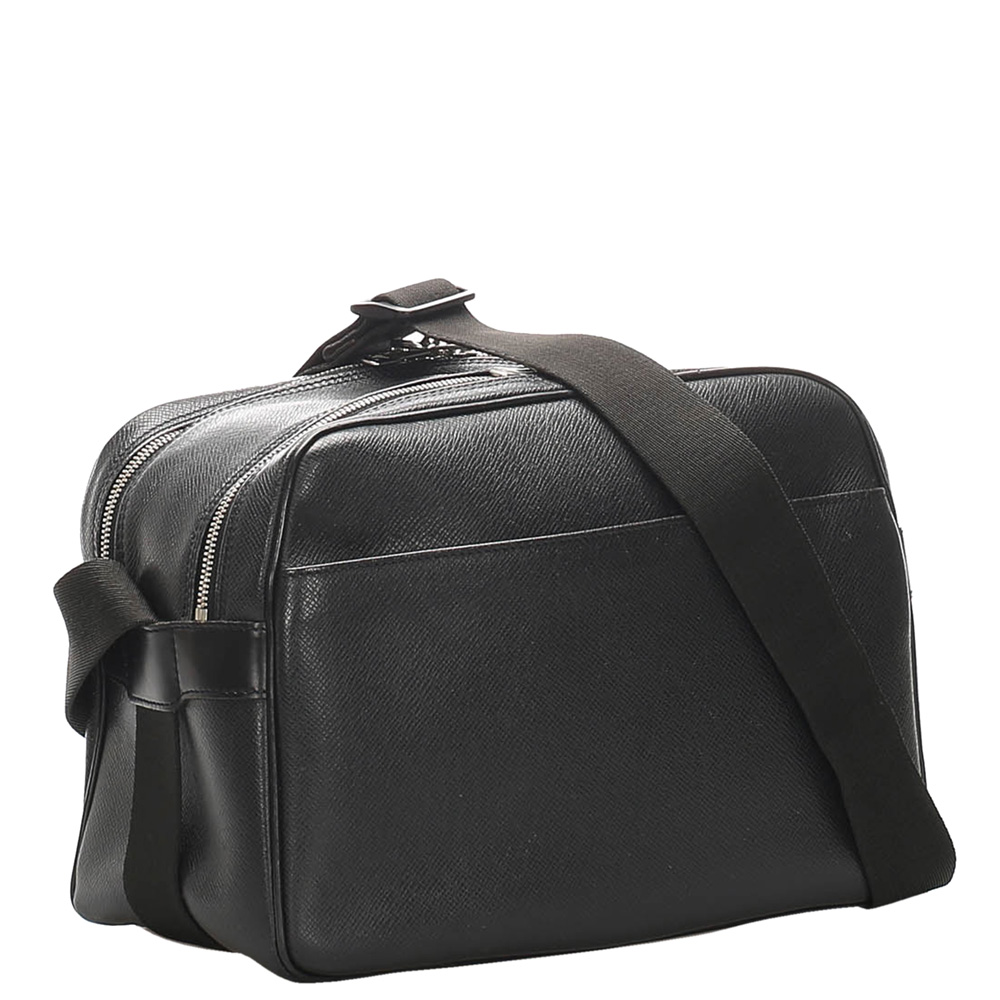 

Louis Vuitton Black Leather Taiga Reporter PM Bag