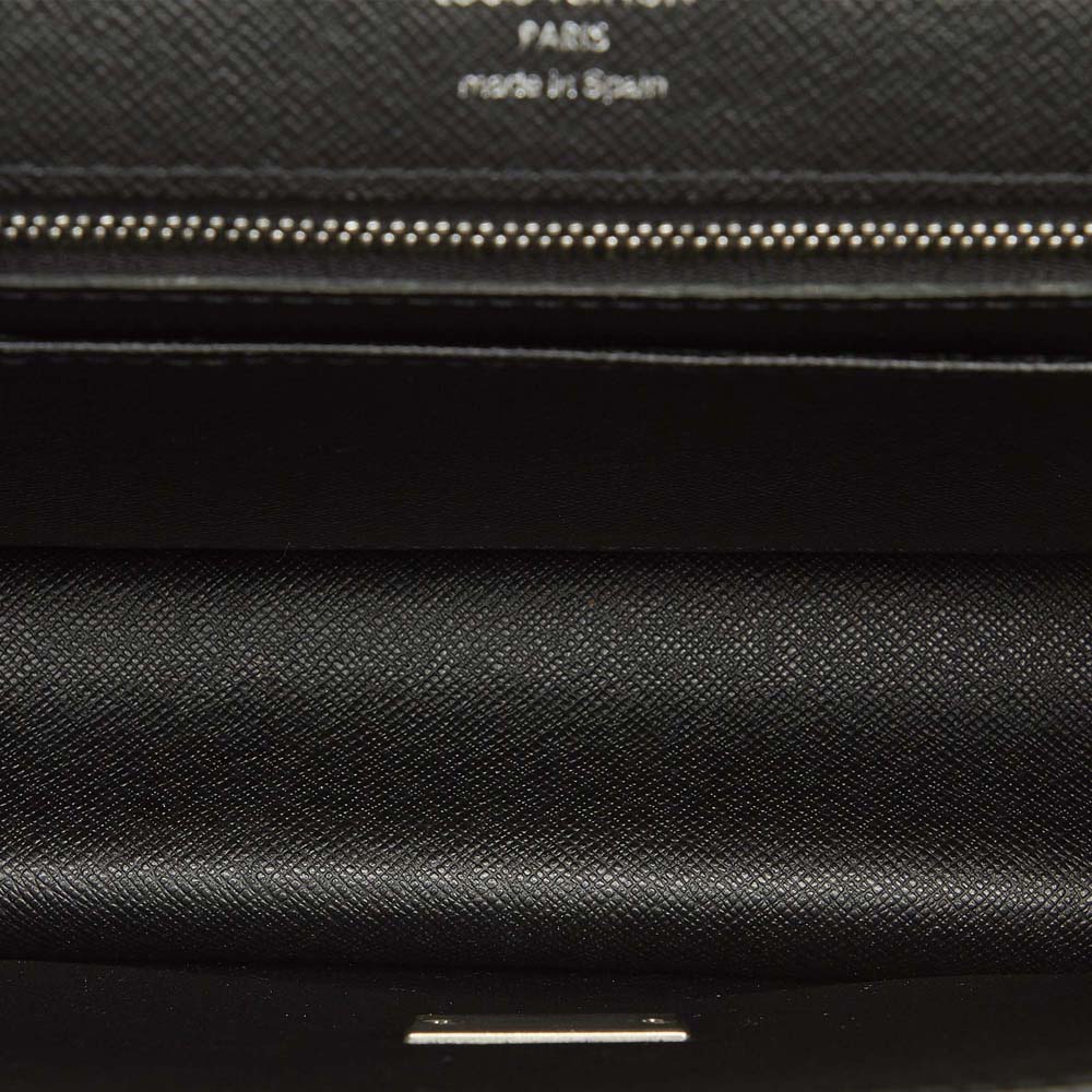 

Louis Vuitton Black Taiga Leather Selenga Pochette Clutch