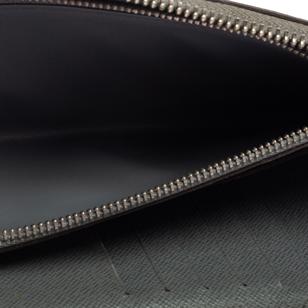

Louis Vuitton Grey Taiga Leather Zippy Wallet
