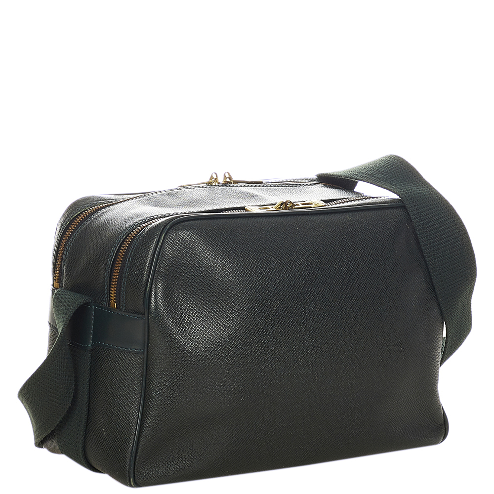

Louis Vuitton Black Taiga Leather Reporter PM bag