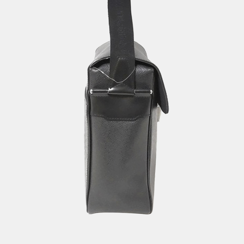 

Louis Vuitton Black Taiga Yaranga