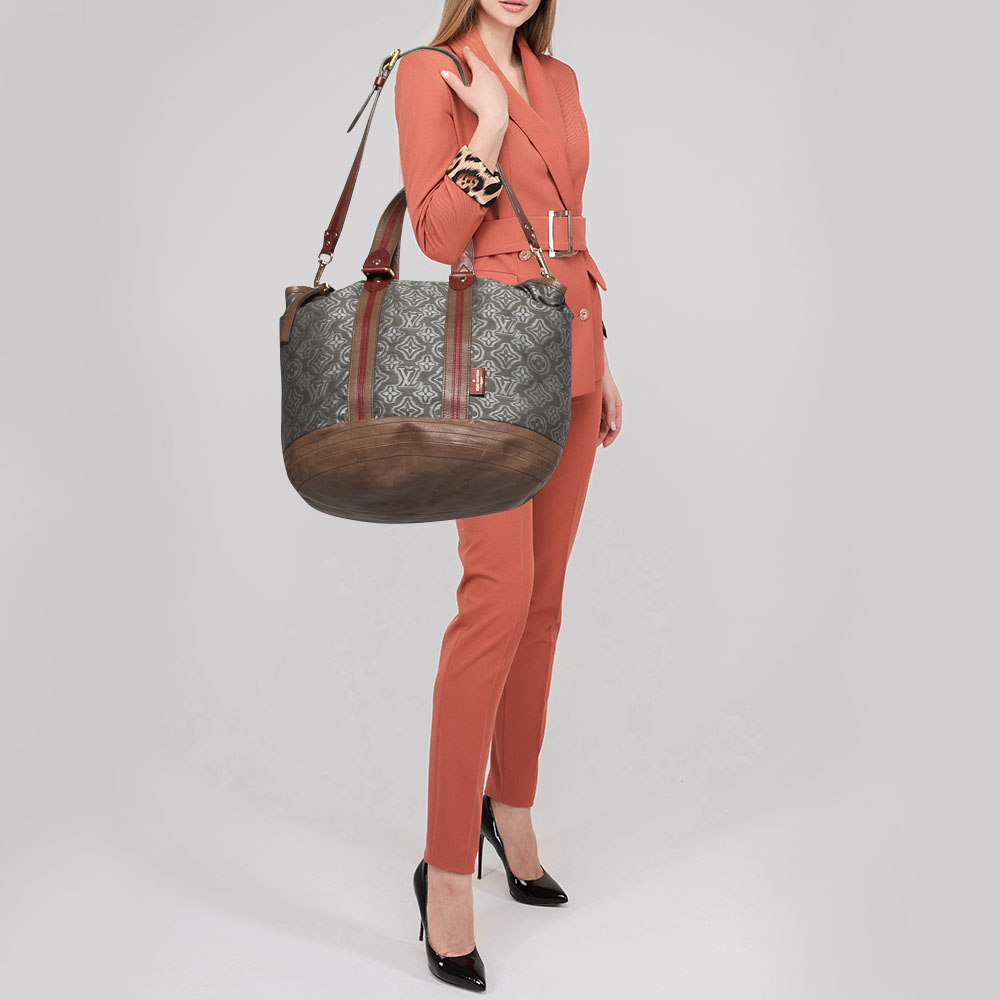 

Louis Vuitton Grey/Khaki Monogram Jacquard Fabric and Leather Limited Edition Aviator Bag