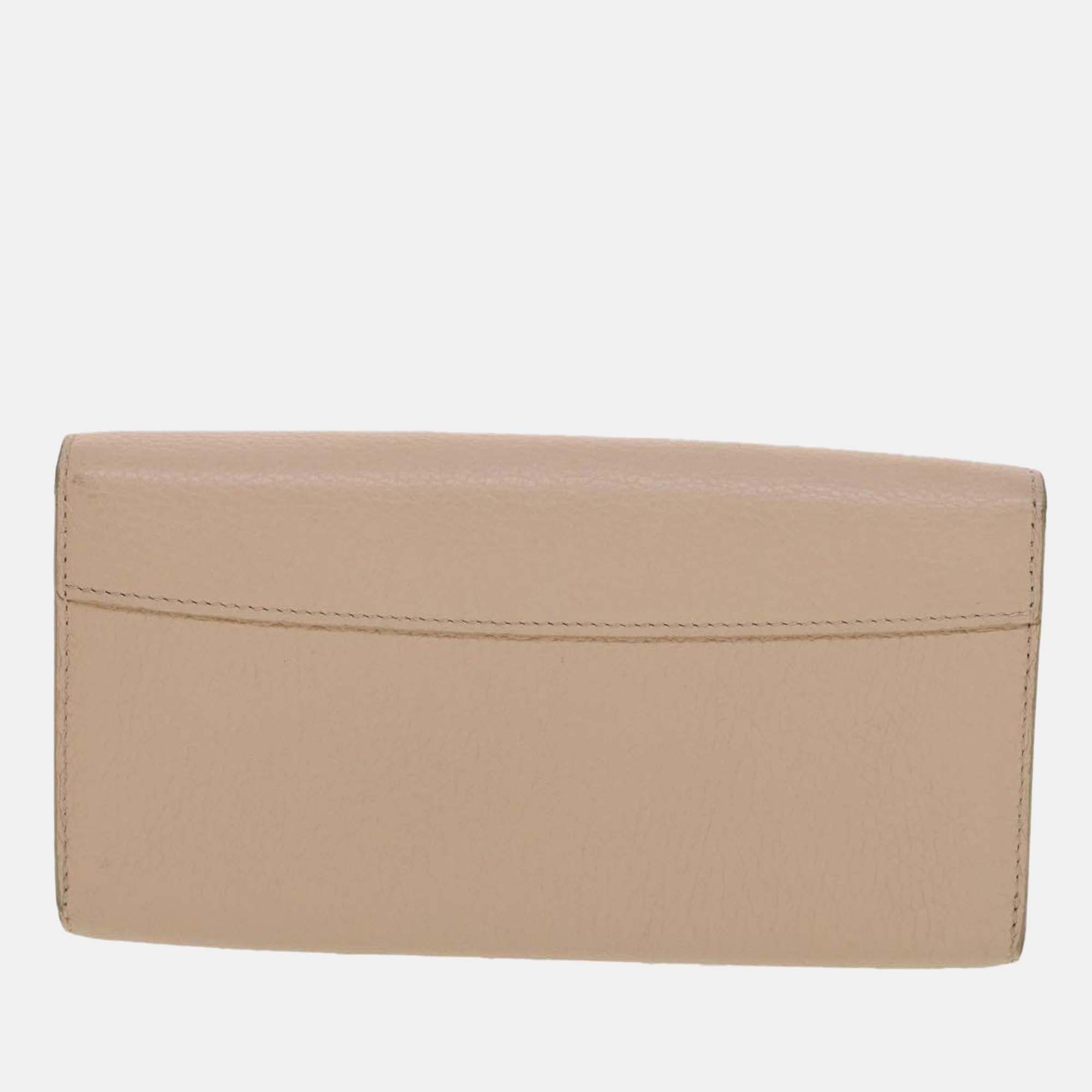 

Louis Vuitton Beige Leather Capucines Wallet