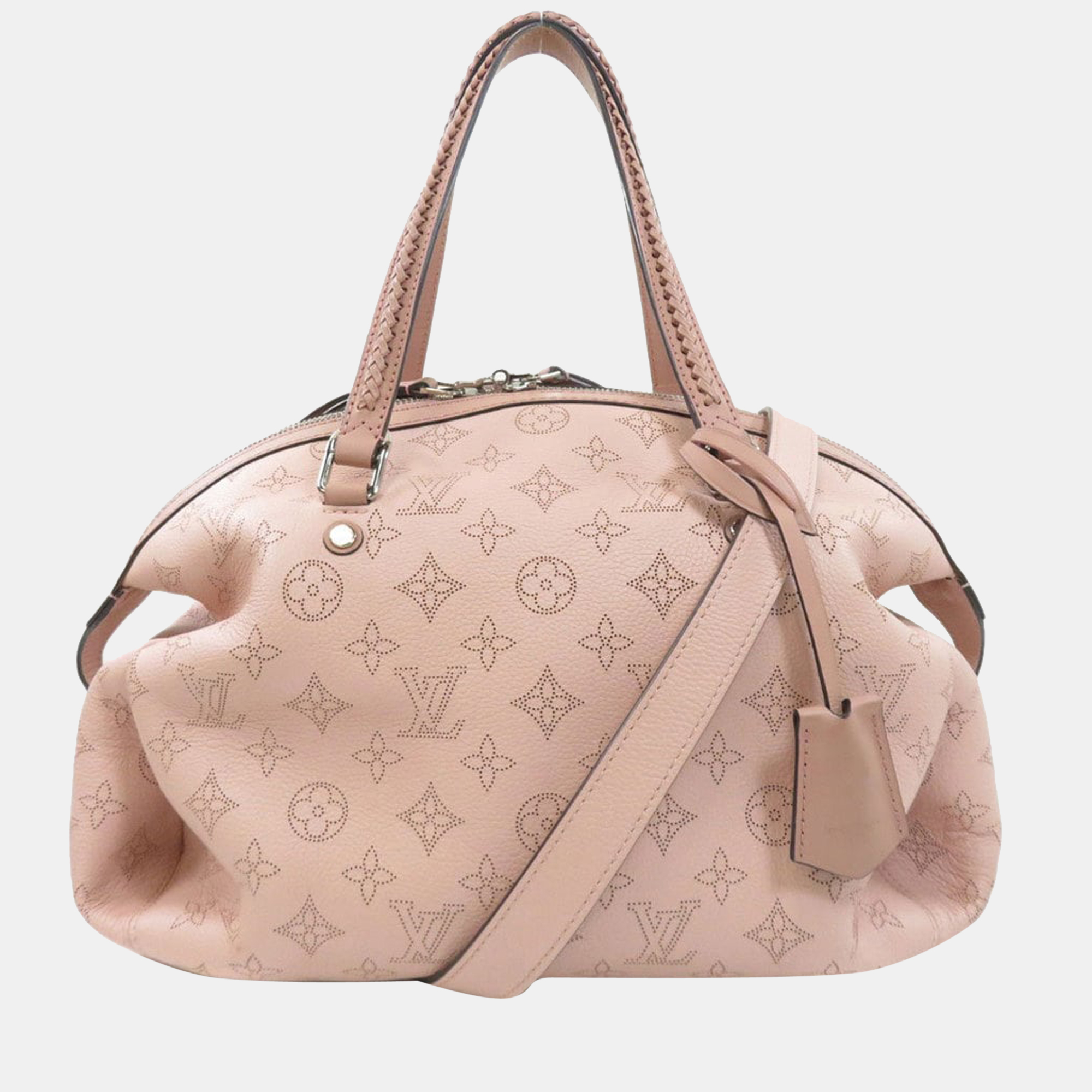 Louis Vuittons handbags are popular owing to their high style and functionality. This bag like all their designs is durable and stylish. Exuding a fine finish the bag is designed to give a luxurious experience.