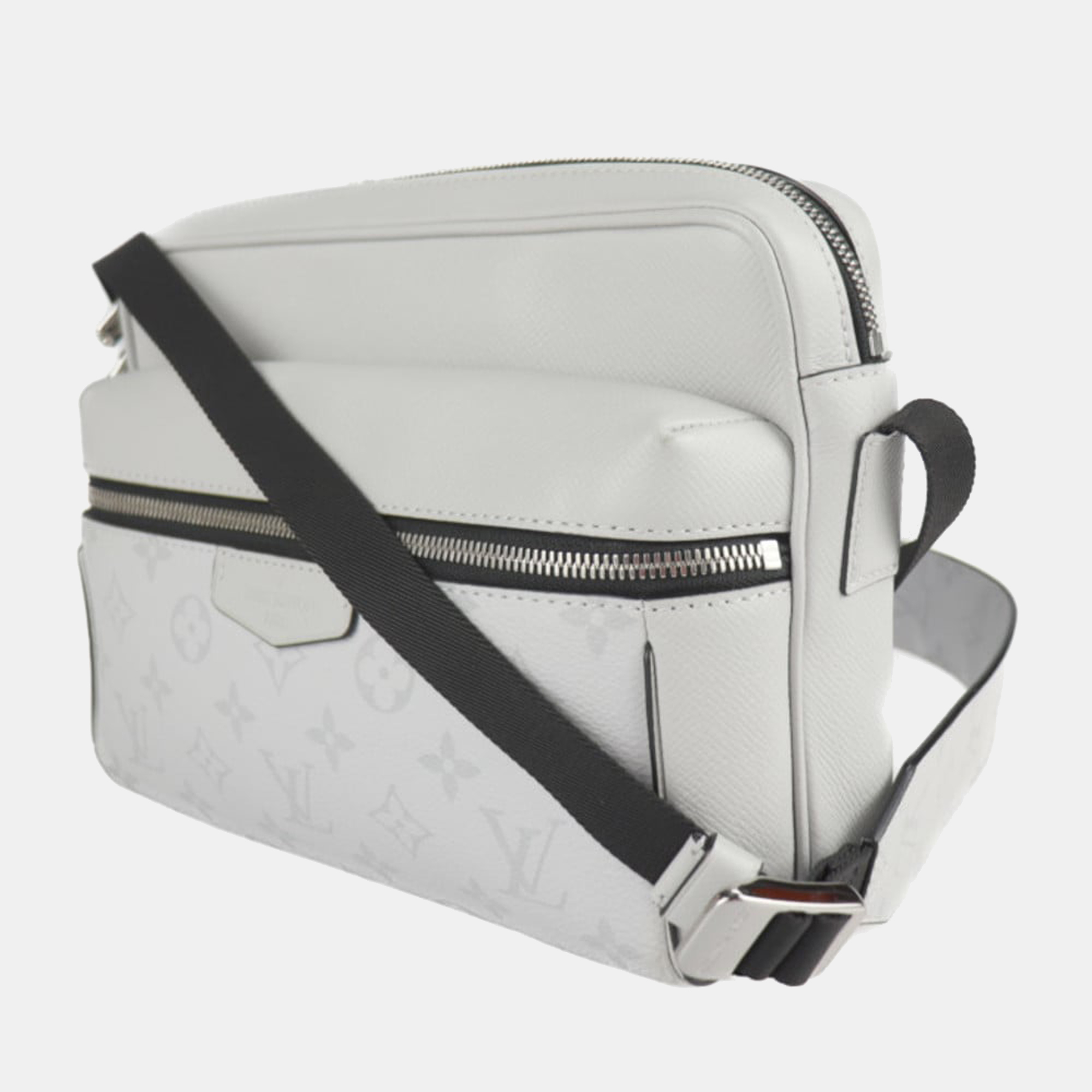 

Louis Vuitton Grey Taiga Leather Monogram Taigrama Outdoor Messenger Bag