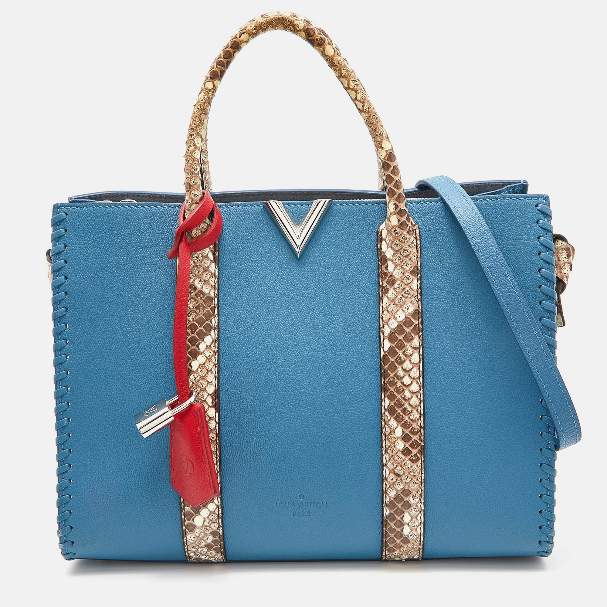 Striking a beautiful balance between essentiality and opulence this Very tote from the House of Louis Vuitton ensures that your handbag requirements are taken care of. It is equipped with practical features for all day ease.