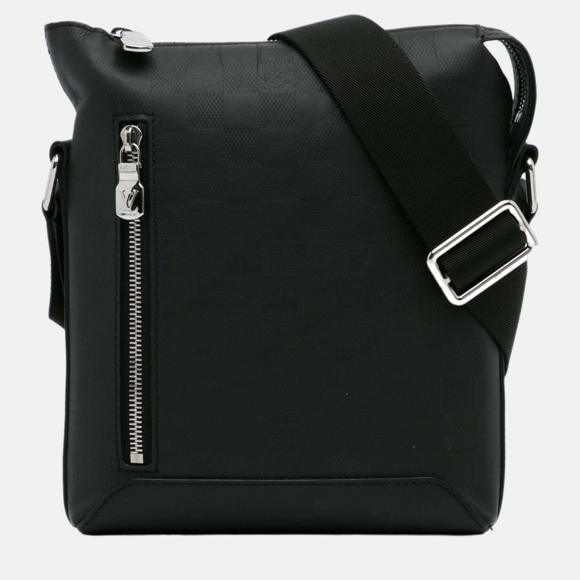 The Discovery Messenger BB features a leather body an adjustable flat shoulder strap an exterior zip pocket a top zip closure and an interior slip pocket.