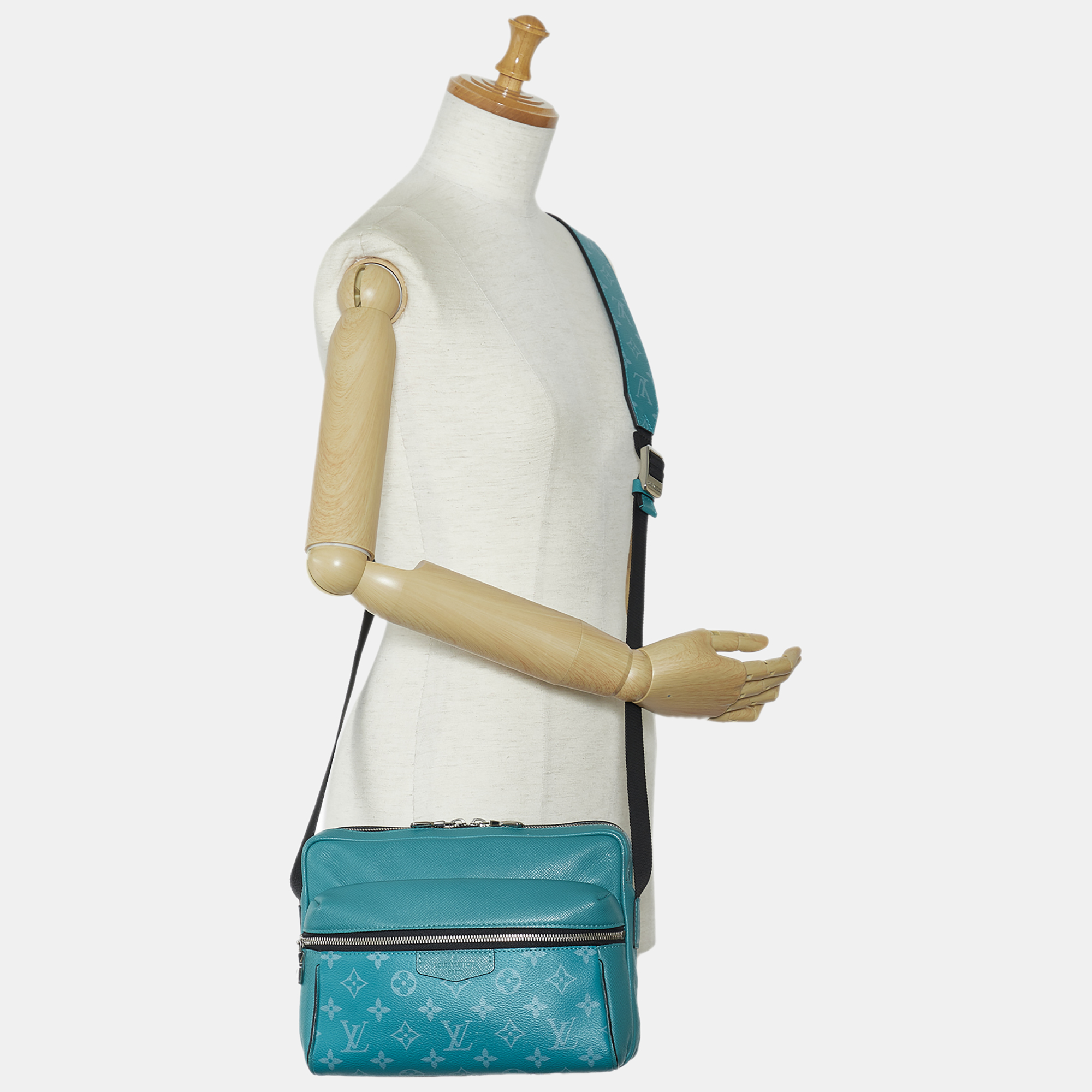 

Louis Vuitton Mint Green Canvas Taigarama Outdoor Messenger