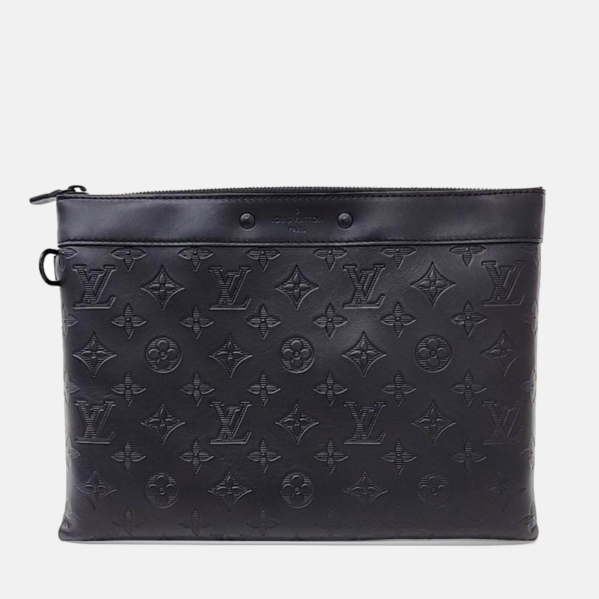 Elevate your style with this Louis Vuitton pochette. Merging form and function this exquisite accessory epitomizes sophistication ensuring you stand out with elegance and practicality by your side
