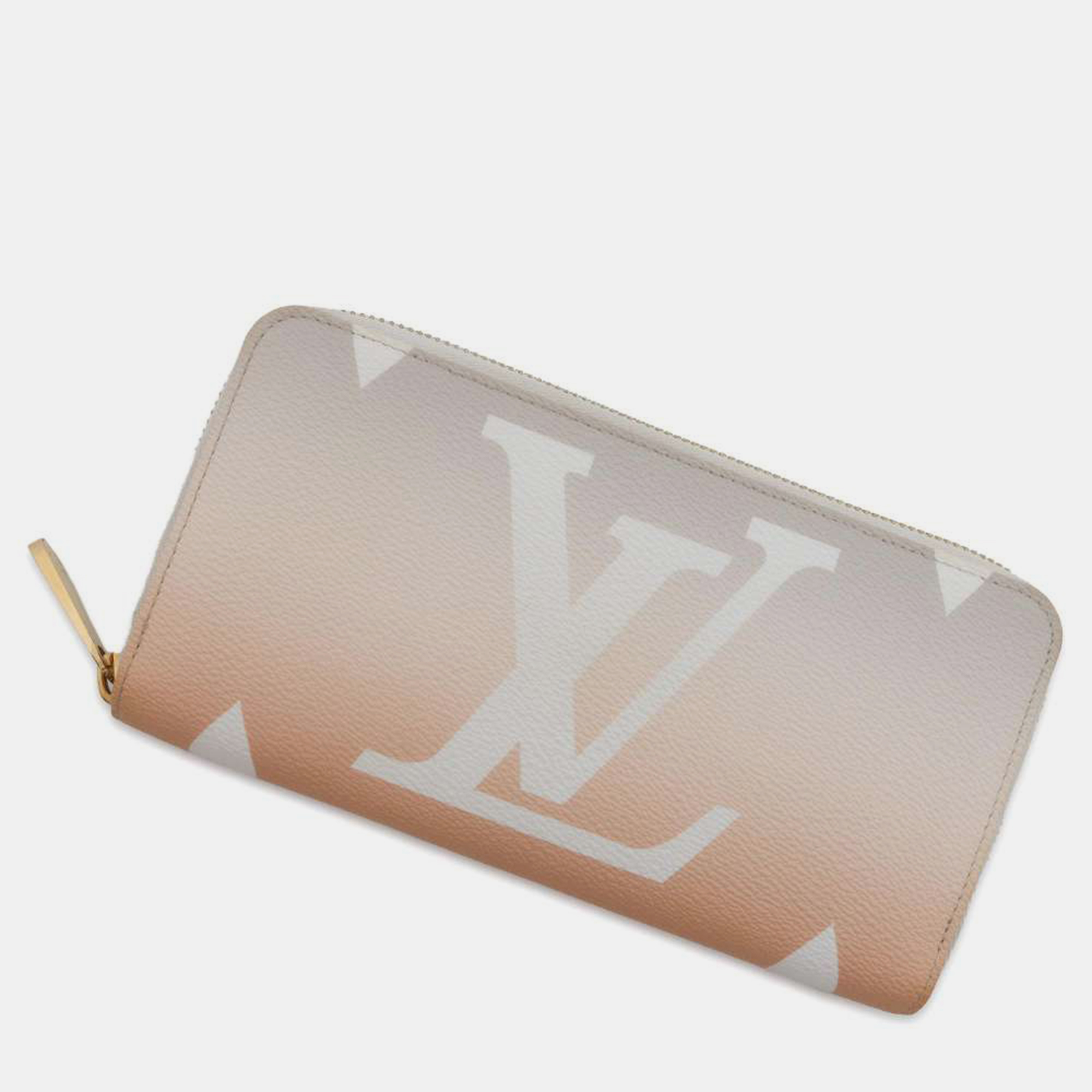 

Louis Vuitton white Canvas Zippy Wallet, Multicolor