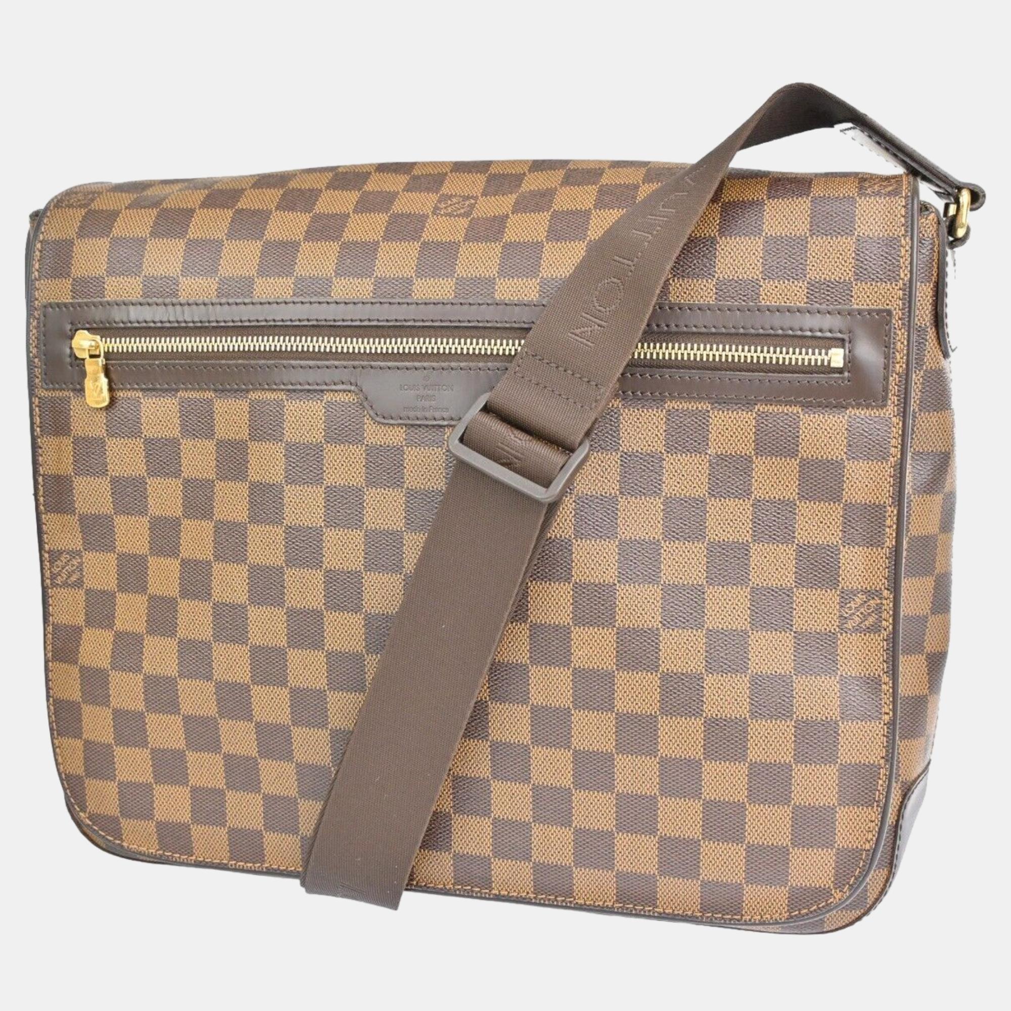 Uncompromising in quality and design this Louis Vuitton bag is a must have in any wardrobe. With its durable construction and luxurious finish its the perfect accessory for any occasion.