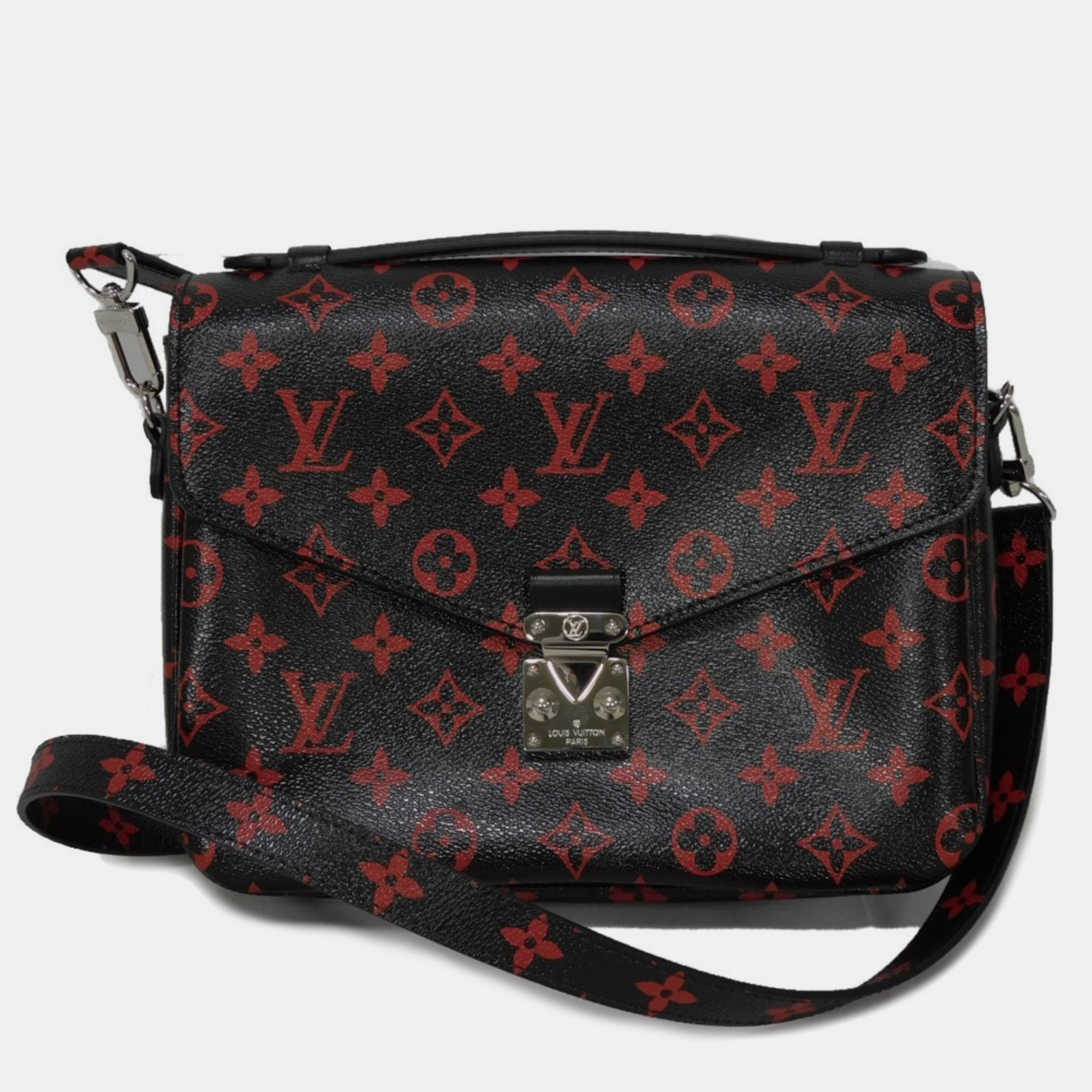 This Louis Vuitton elegant shoulder bag is perfect to enhance your everyday style. It is carefully sewn and finished to be a wonderful investment in your closet.