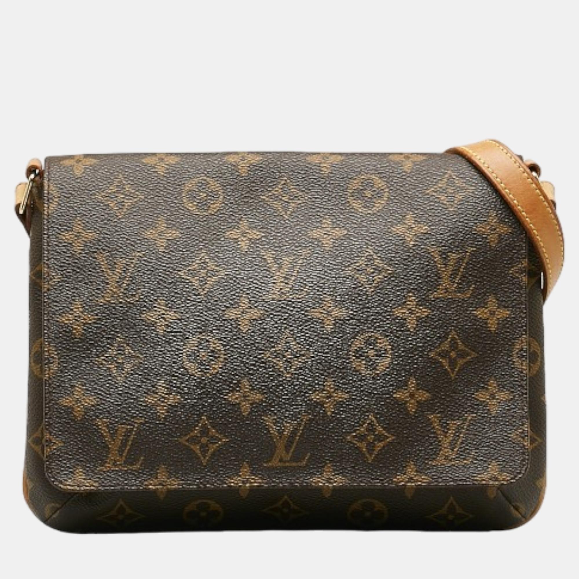 Crafted with precision this Louis Vuitton shoulder bag combines luxurious materials with impeccable design ensuring you make a sophisticated statement wherever you go. Invest in it today.