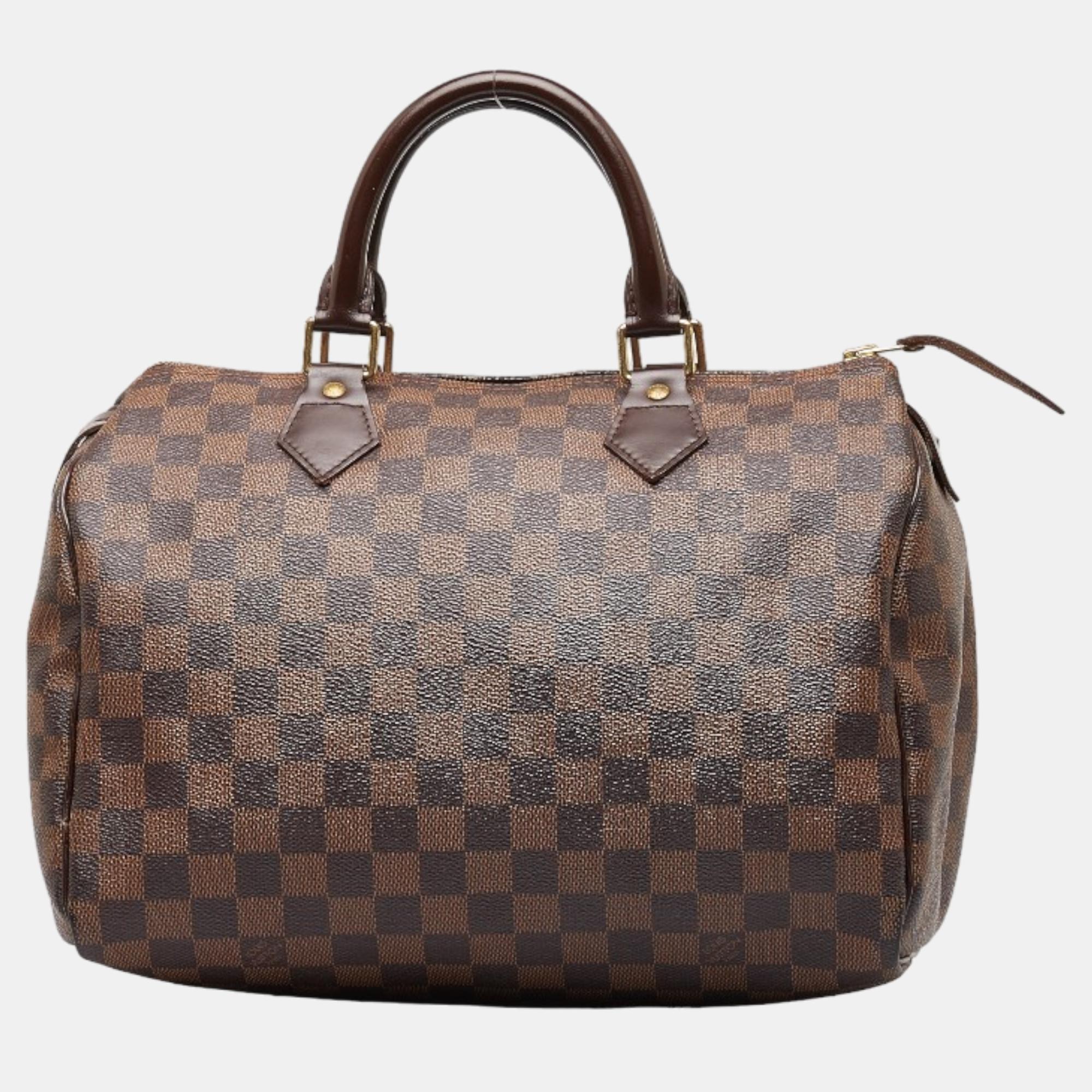 Carry this lovely Louis Vuitton bag as a stylish accompaniment to your ensemble. Made from high quality materials it has a luxe look and durable quality.