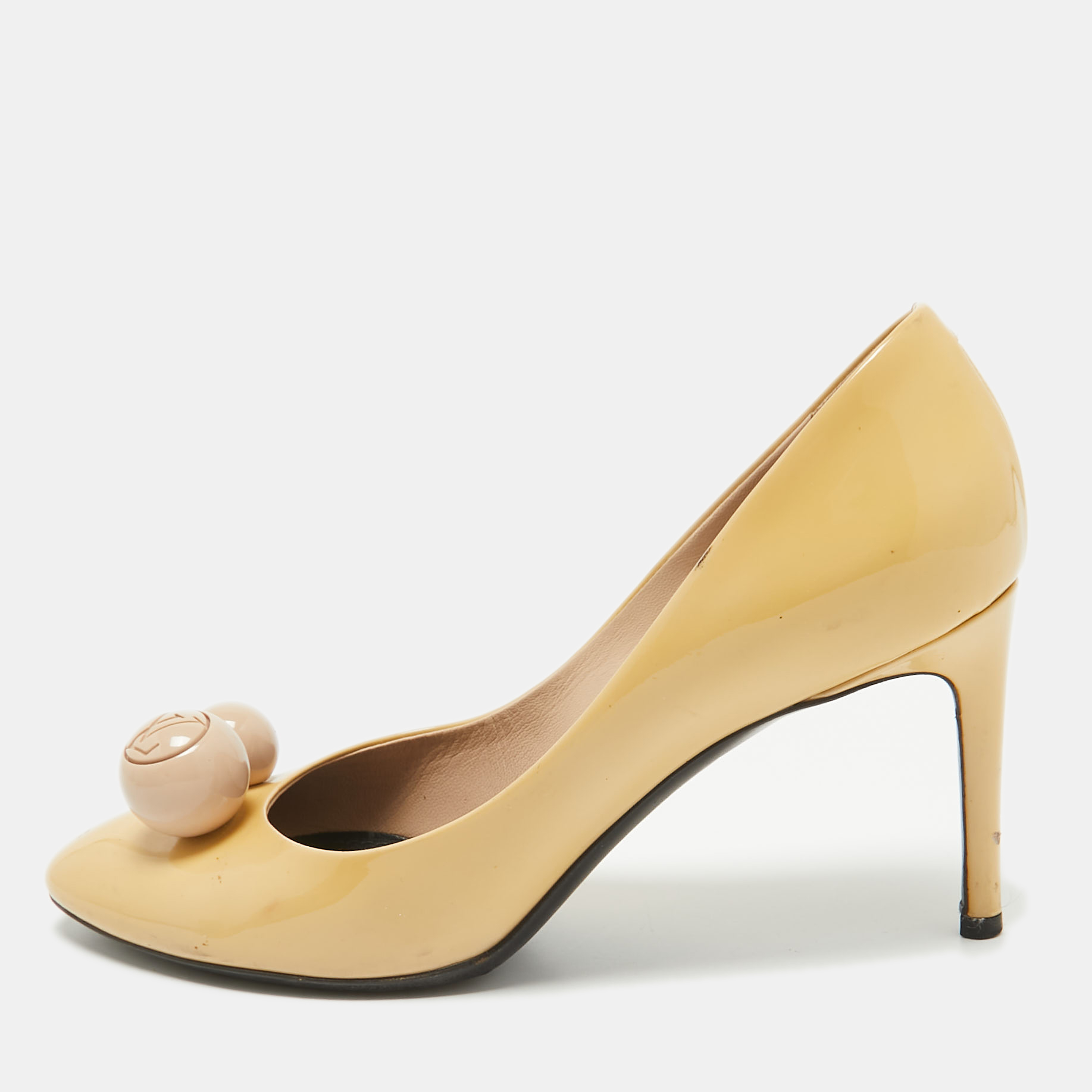 

Louis Vuitton Beige Patent Leather Betty Pumps Size