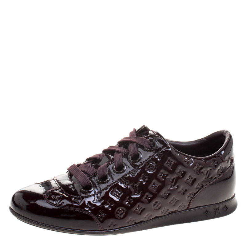مملوكة مسبقًا حذاء رياضي لوي فيتون منخفض من أعلى جلد مونوغرامي لامع عنابي مقاس 36.5