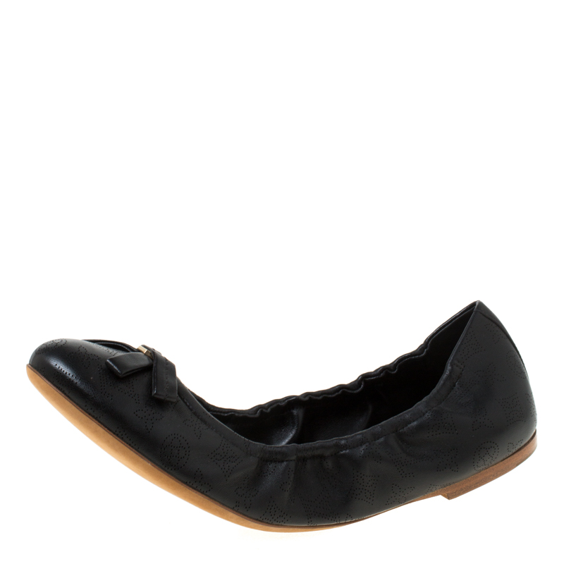 مملوكة مسبقًا Louis Vuitton Black Perforated Monogram Leather Bow Scrunch Ballet Flats Size 41