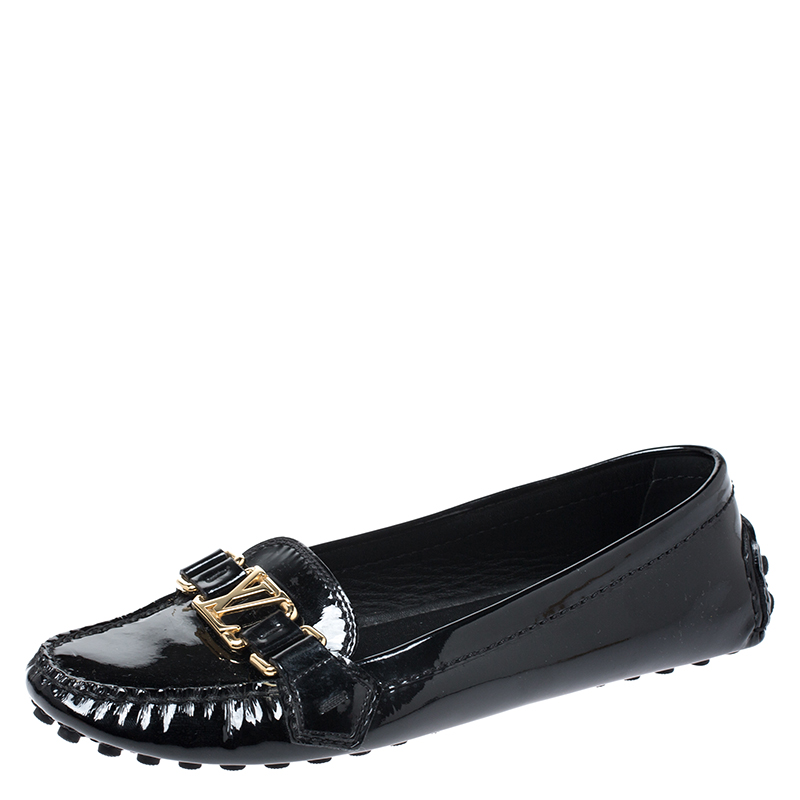 مملوكة مسبقًا Louis Vuitton Black Patent Leather Oxford Logo Slip On Loafers Size 36