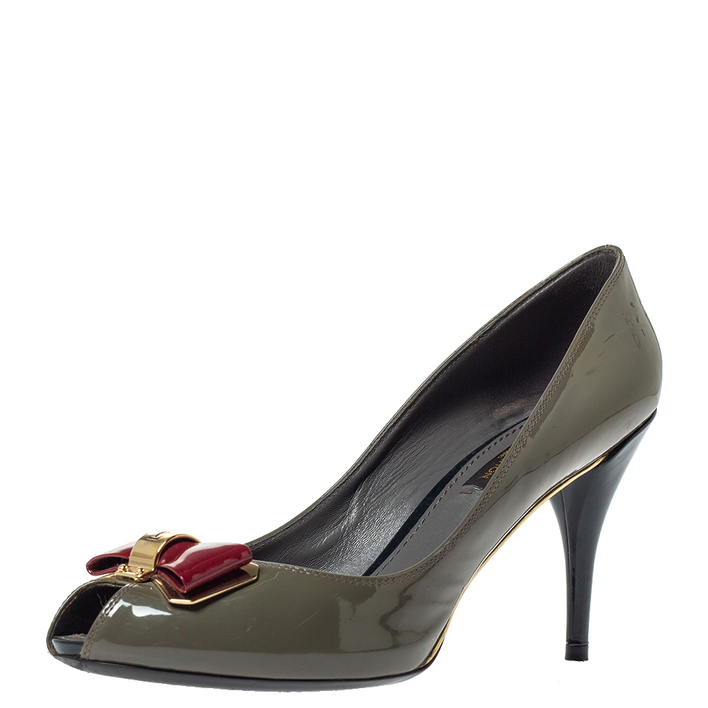 A timeless design and enhanced comfort of these Louis Vuitton pumps make it a favorite. Crafted out of patent leather these pumps are styled with peep toes bow accents on the vamps and high heels. Wear these fabulously designed pair of classic grey pumps to make a remarkable fashion statement.