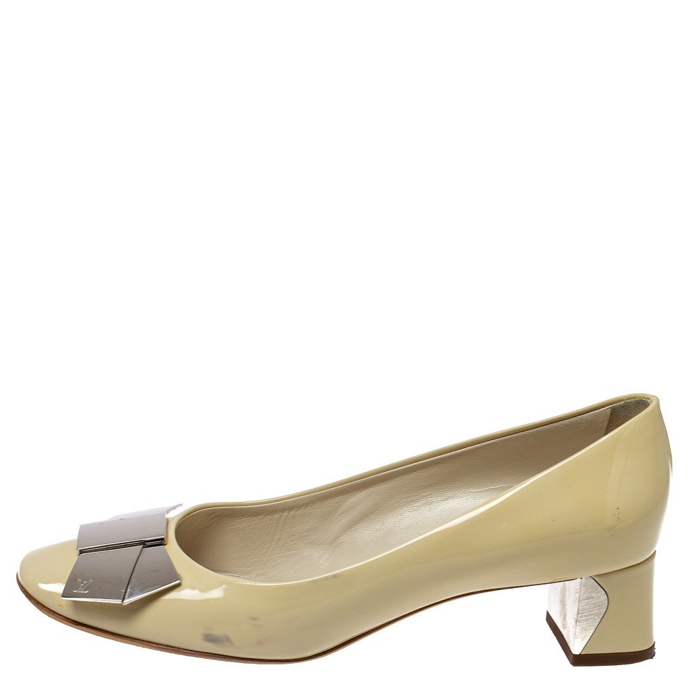 

Louis Vuitton Cream Patent Leather Mademoiselle Pumps Size