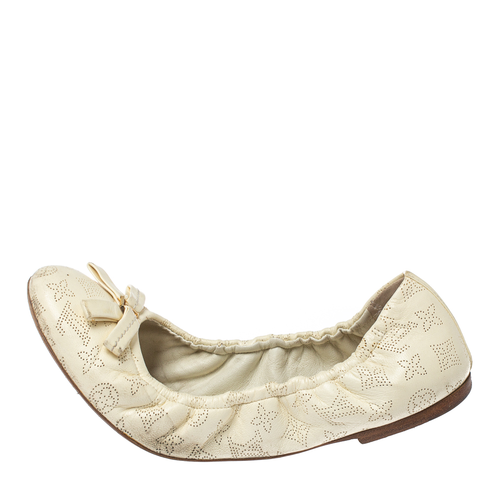 

Louis Vuitton Cream Monogram Leather Bow Scrunch Ballet Flats Size