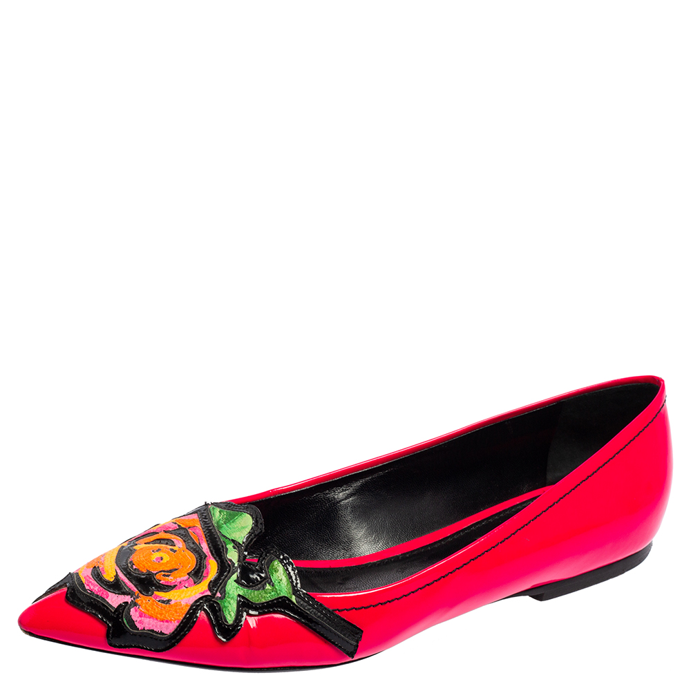 Give your summer days a pop of color with these Louis Vuitton ballet flats. Made from pink patent leather these are adorned beautifully with floral detailing on the vamps a signature design from the Stephen Sprouse collaboration. Their leather lined insoles are coupled with pointed toes and leather soles.