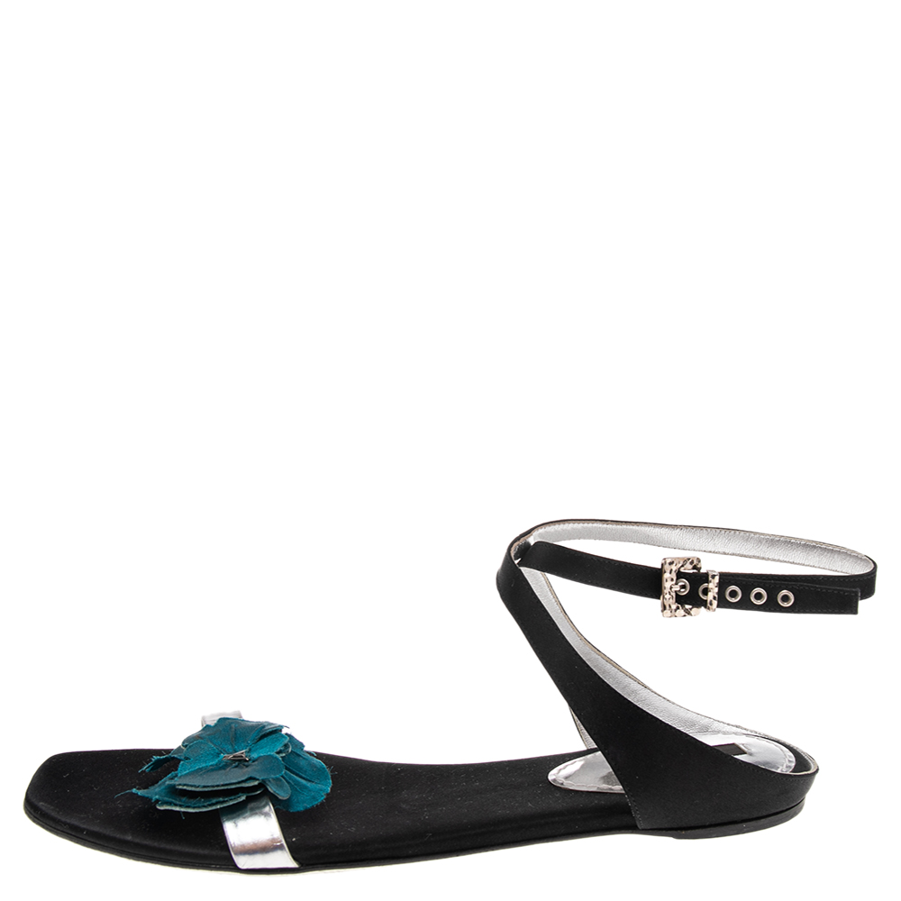 

Louis Vuitton Black Satin Flower Embellished Flat Sandals Size