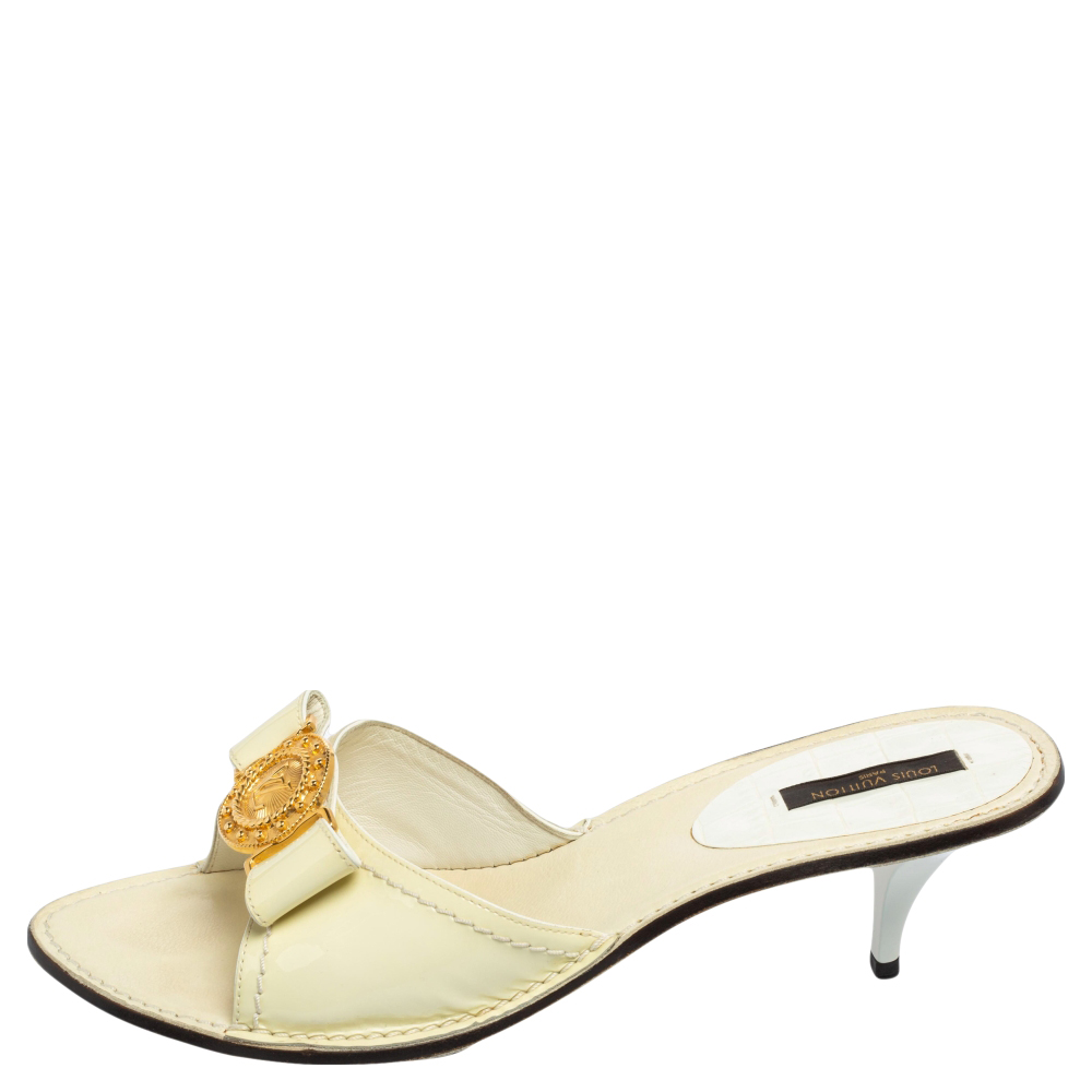 

Louis Vuitton Cream Patent Leather LV Logo Slide Sandals Size