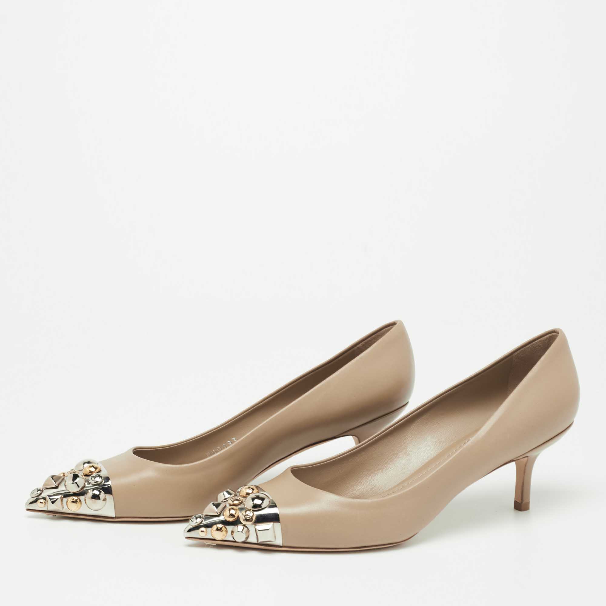 

Louis Vuitton Beige Leather Studded Rolling Metal Cap-Toe Pumps Size