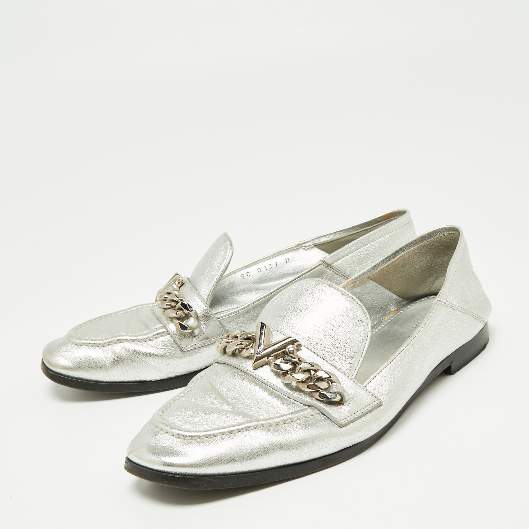 

Louis Vuitton Silver Leather V Chain Embellished Loafers Size