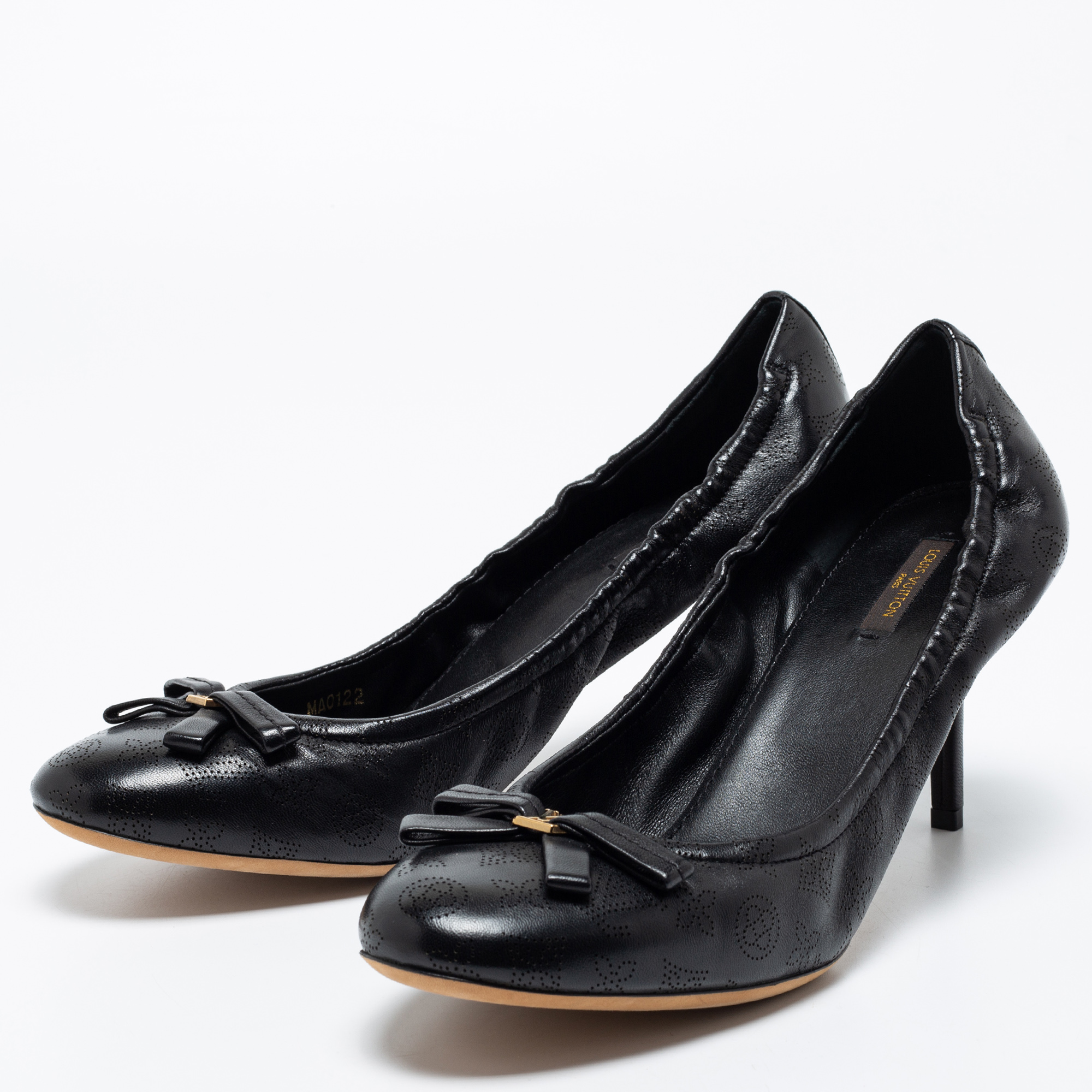 

Louis Vuitton Black Leather Scrunch Pumps Size