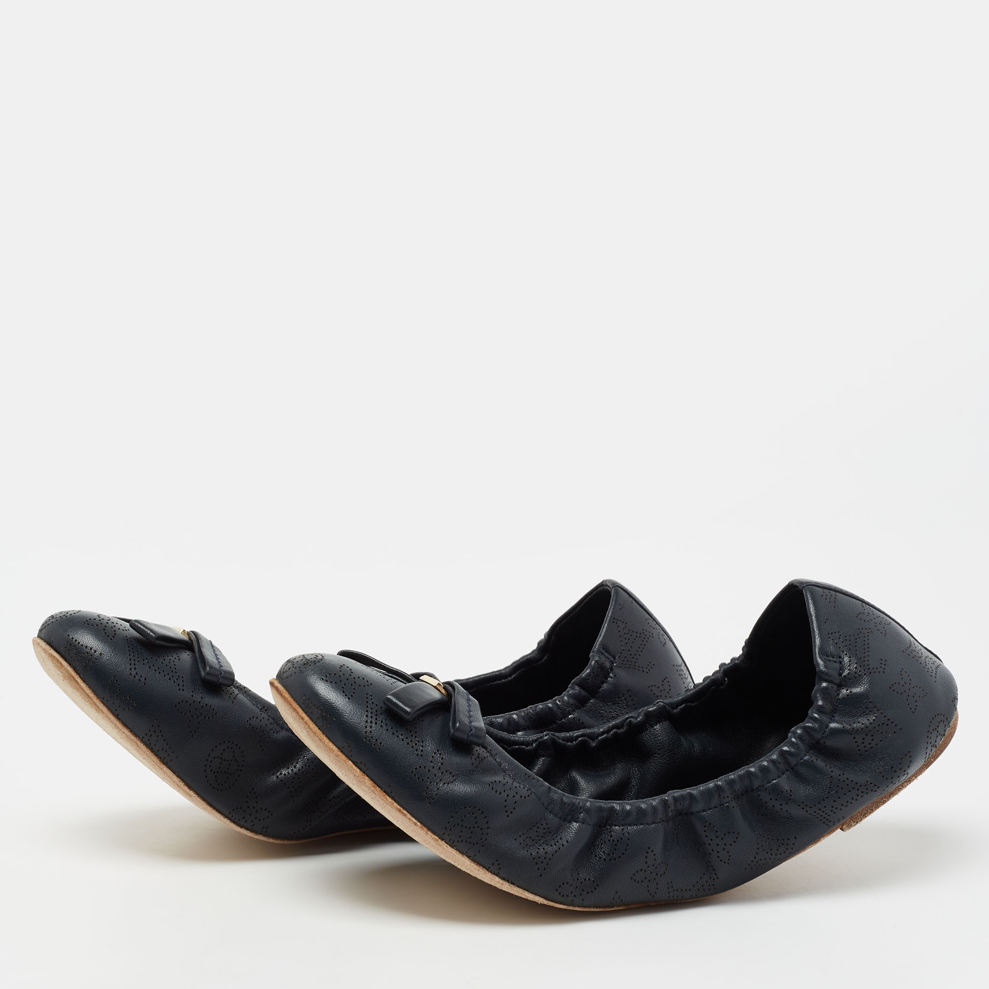 

Louis Vuitton Blue Mahina Leather Bow Scrunch Ballet Flats Size