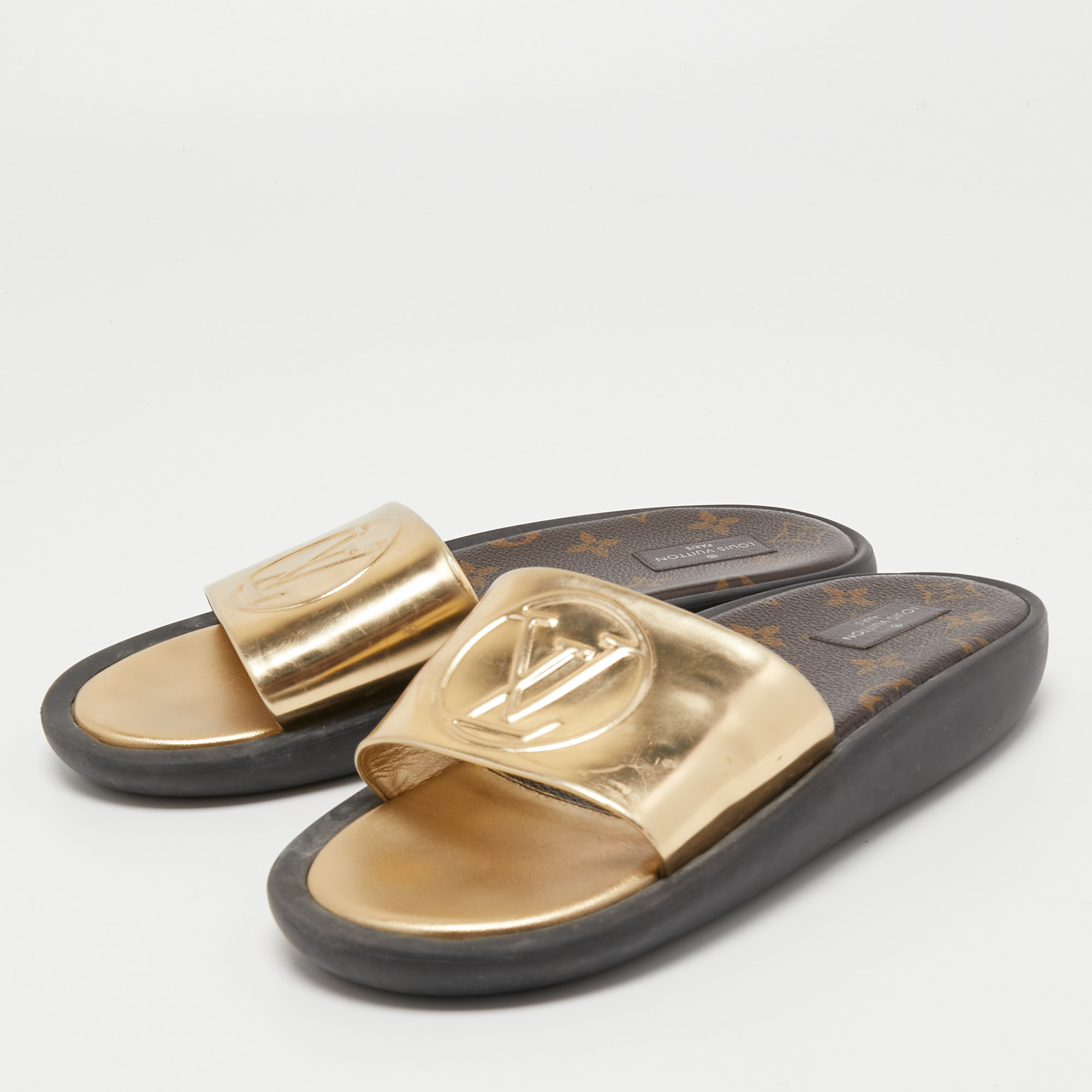 

Louis Vuitton Gold Leather Sunbath Flat Slides Size