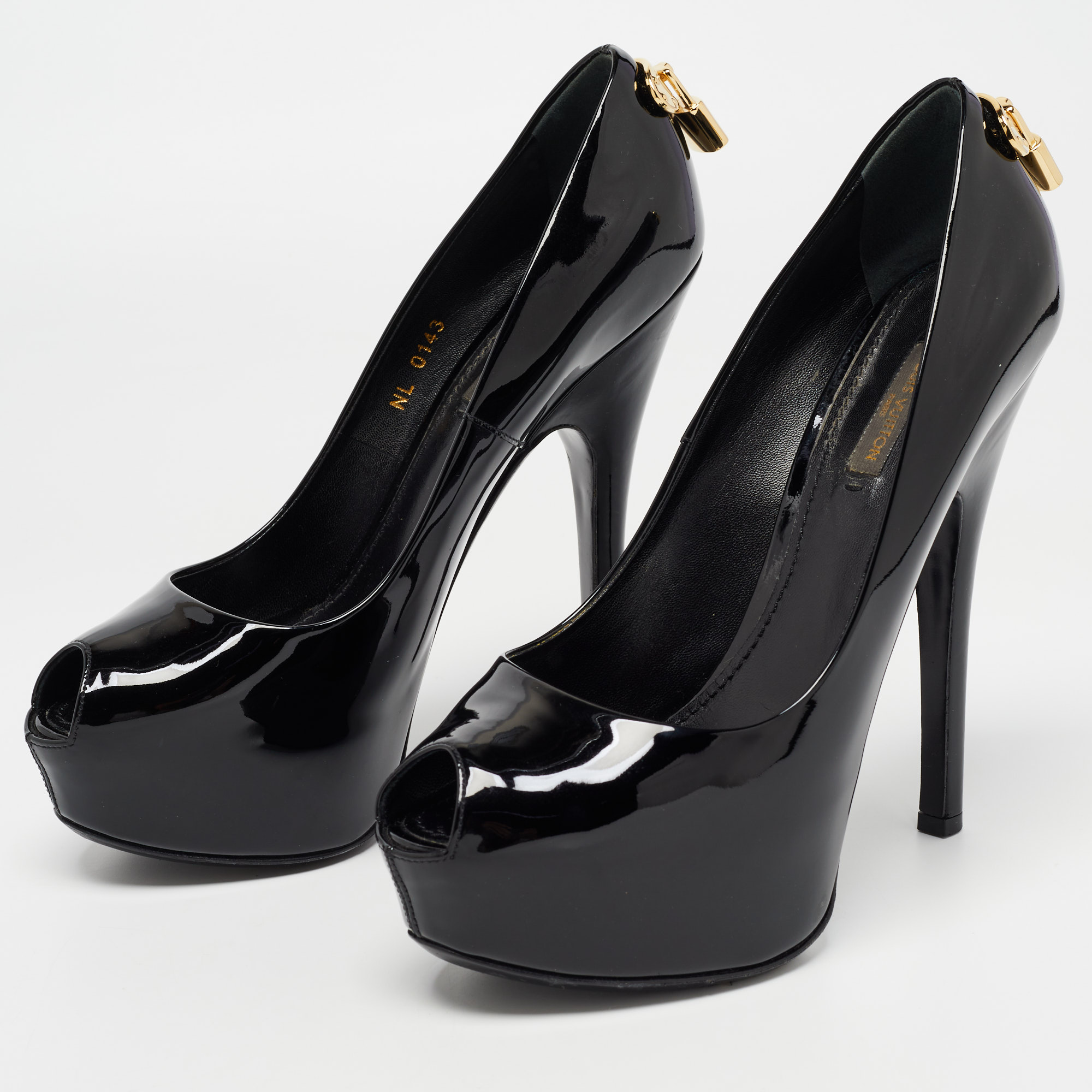 

Louis Vuitton Black Patent leather Lock It Pumps Size