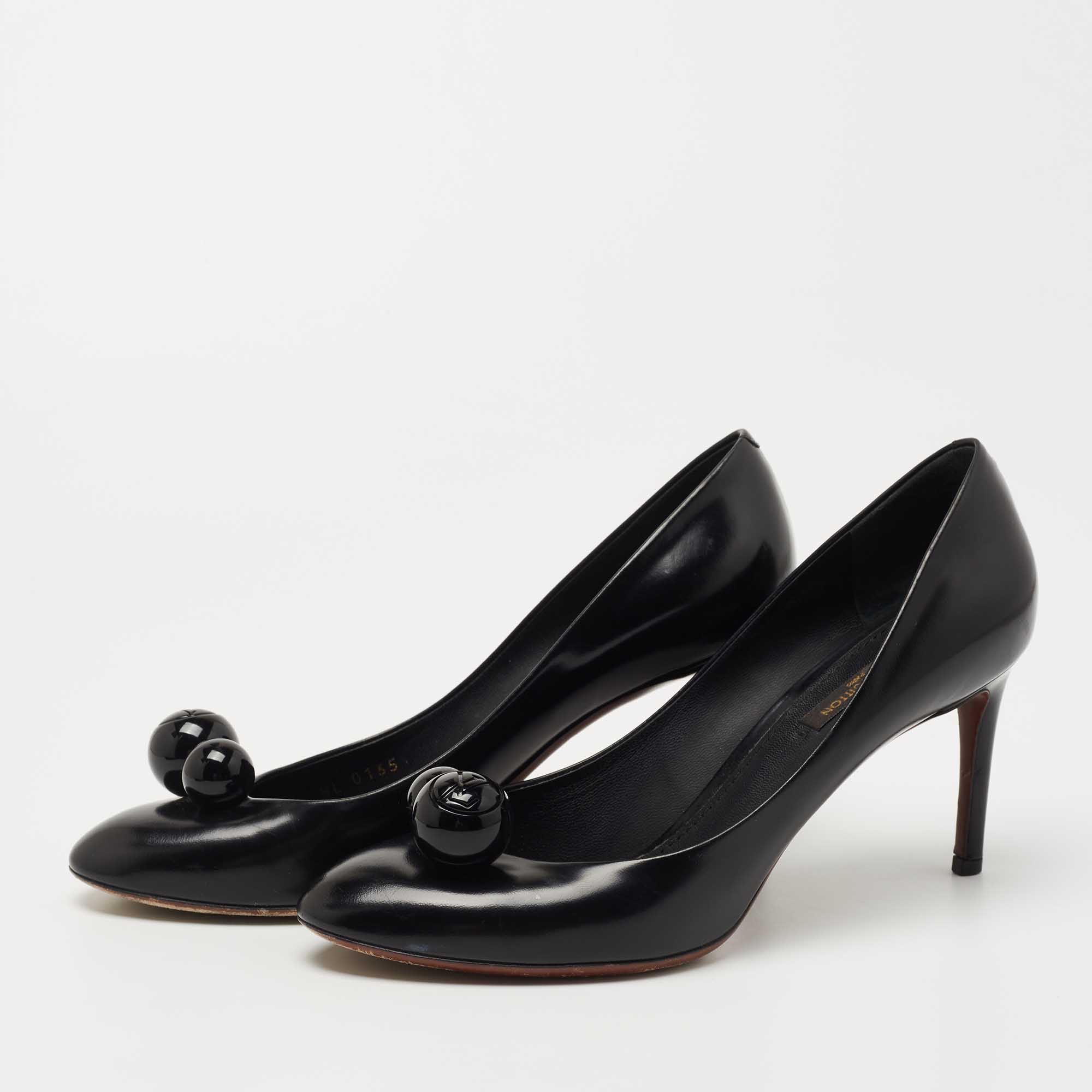 

Louis Vuitton Black Leather Ball Pumps Size