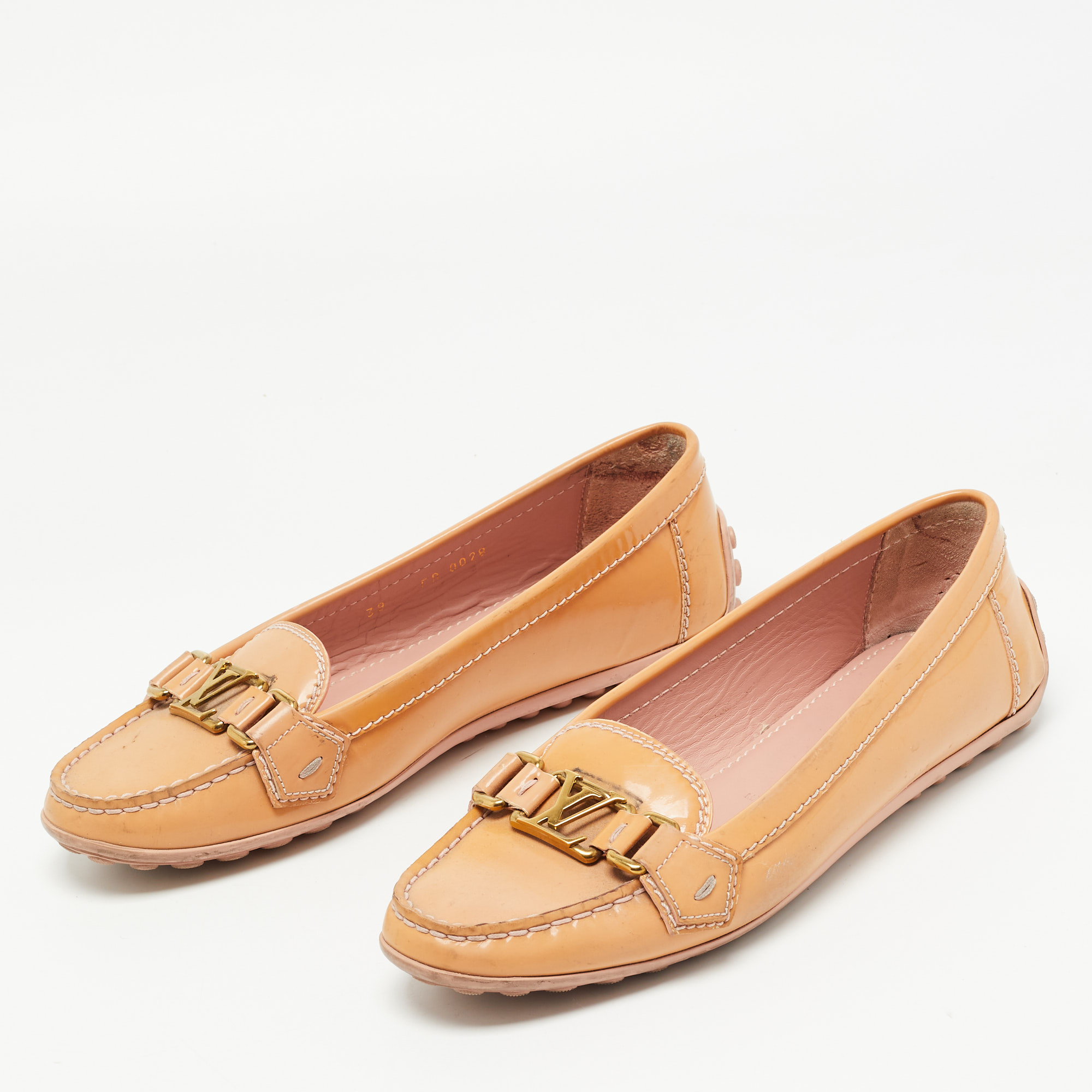 

Louis Vuitton Beige Patent Leather Oxford Loafers Size