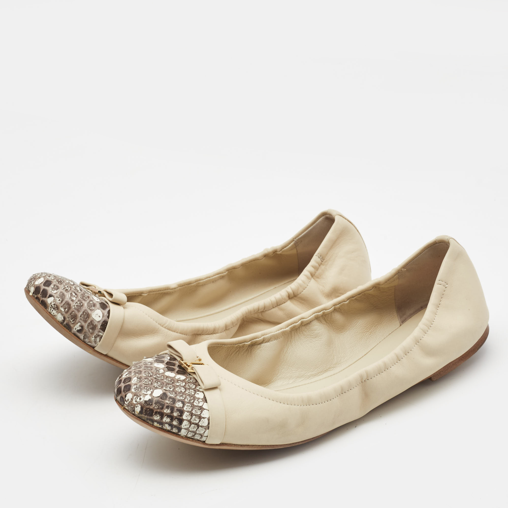 

Louis Vuitton White Two Tone Leather And Python Cap Toe Scrunch Ballet Flats Size, Cream