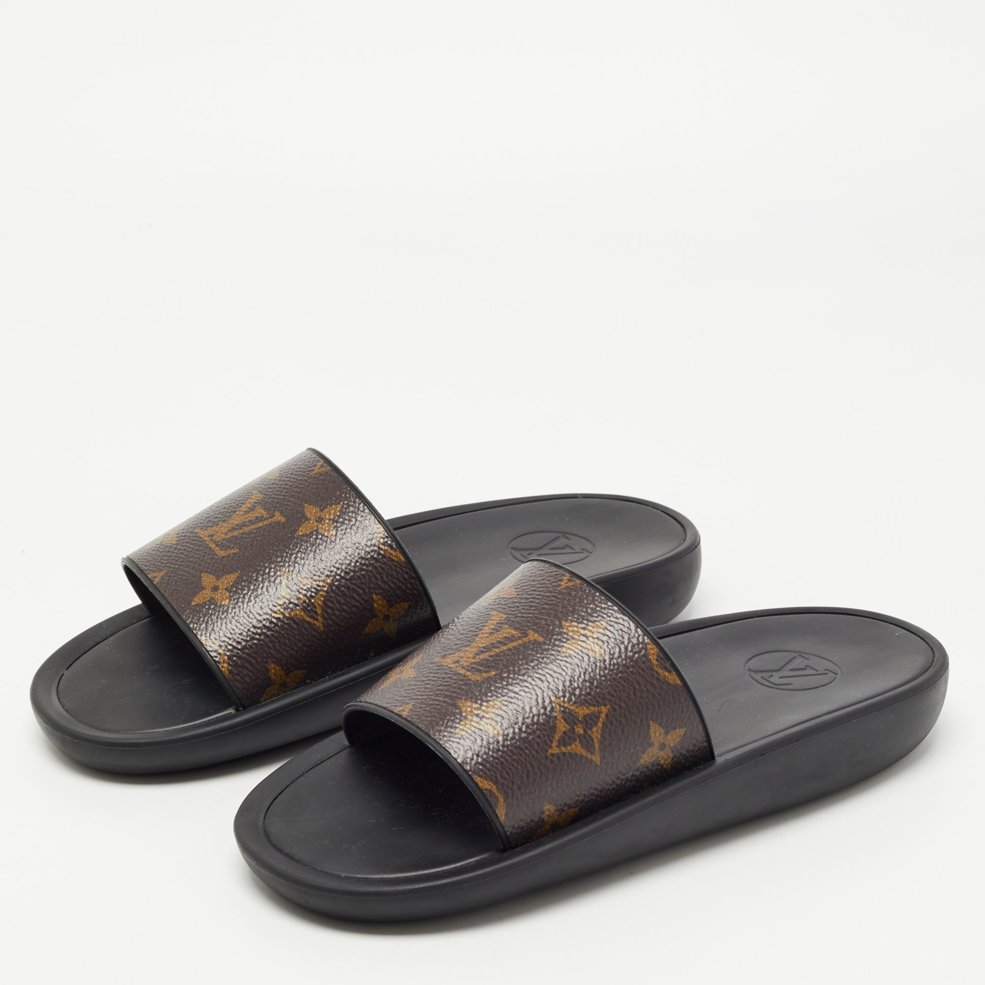 

Louis Vuitton Brown Monogram Canvas Waterfront Slides Size