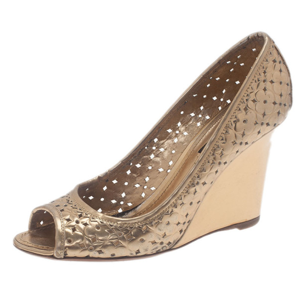 مملوكة مسبقًا Louis Vuitton Gold Stand By Me Peep Toe Wedge Pumps Size 36.5