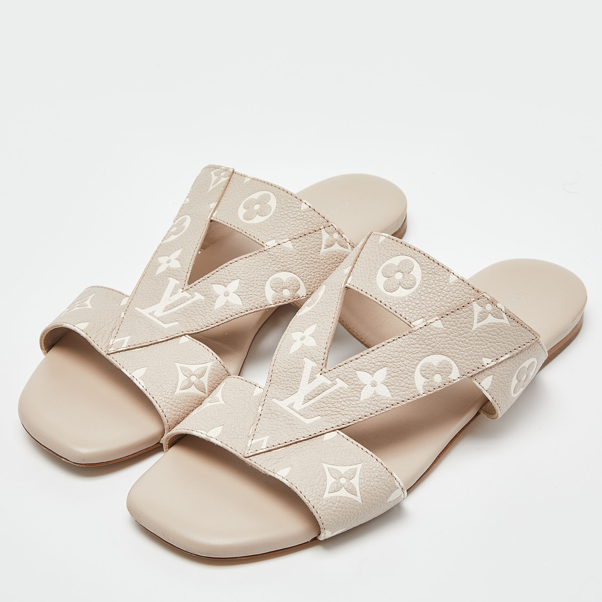 

Louis Vuitton Beige/White Monogram Embossed Leather Flat Slides Size