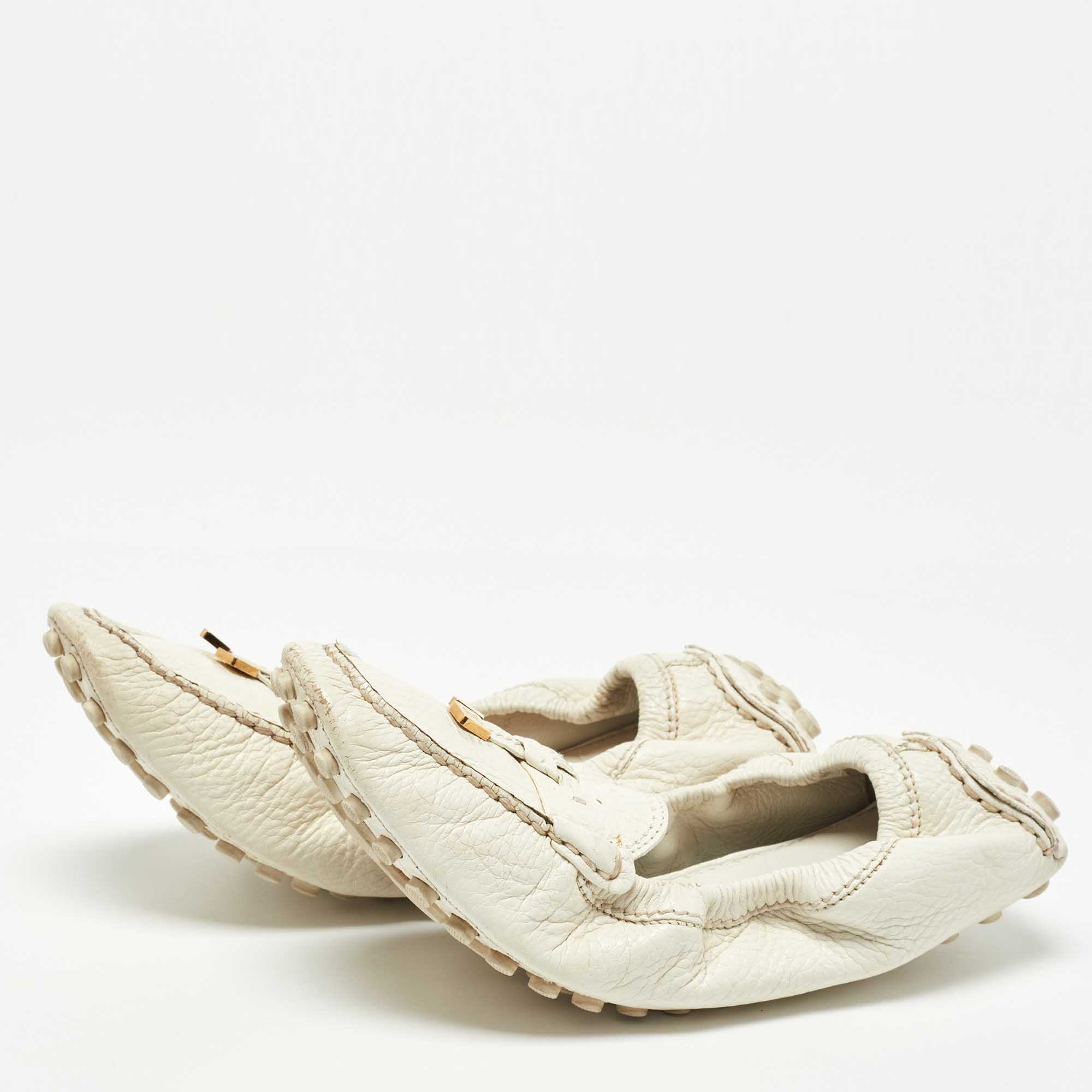 

Louis Vuitton White Leather Scrunch Loafers Size