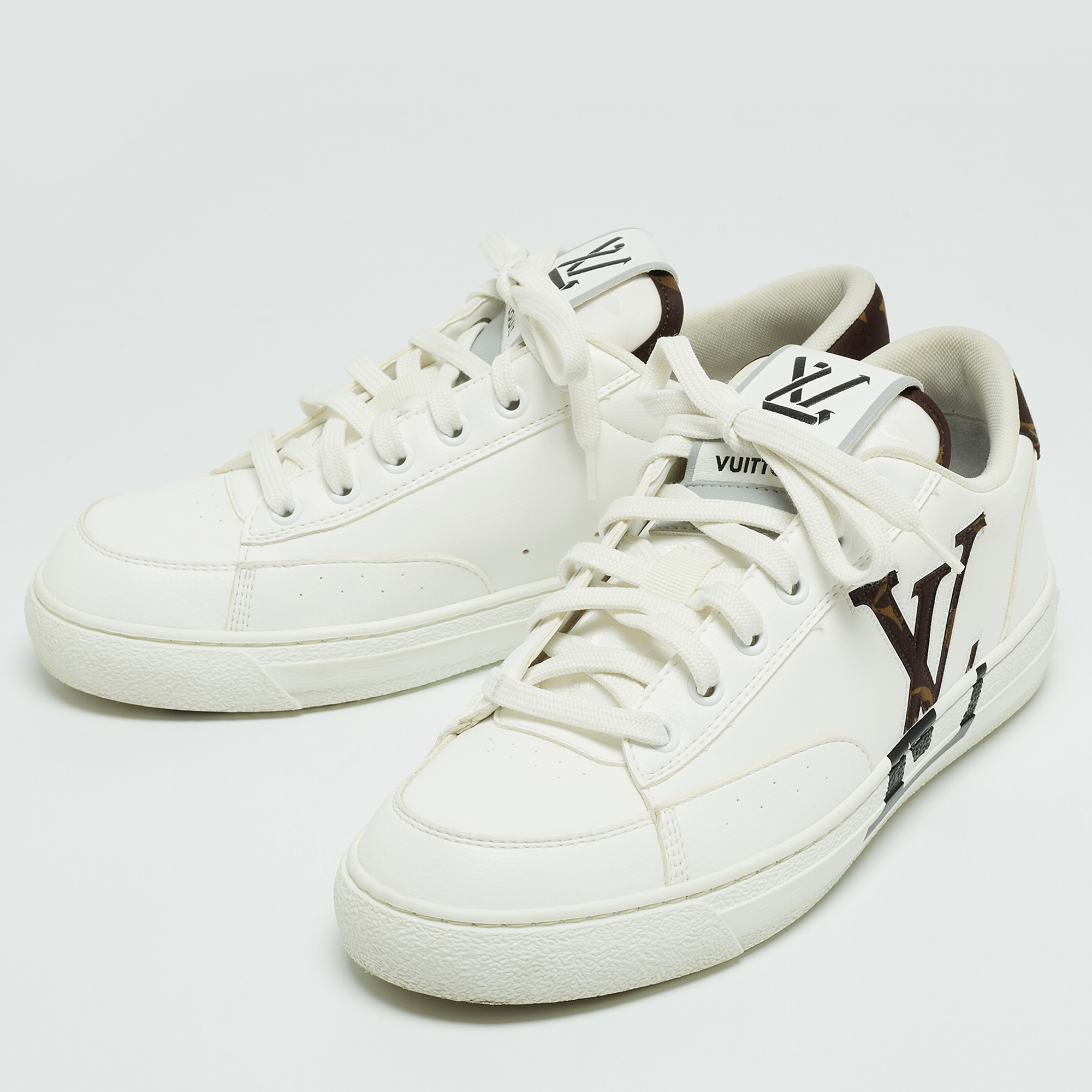 

Louis Vuitton White Leather LV Logo Low Top Sneakers Size
