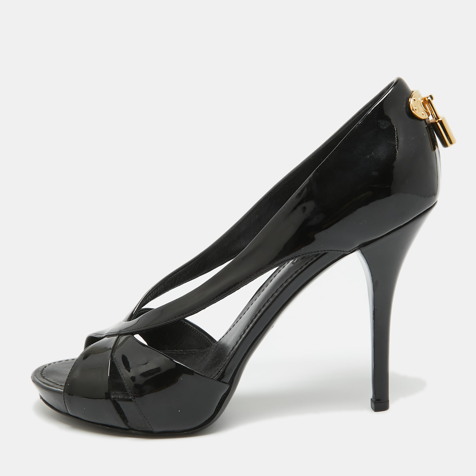 Classy gorgeous and chic these pumps will certainly be worth adding to your collection. They are made from quality materials and are set on tall slender heels. Style them with your fitted dresses or trousers.