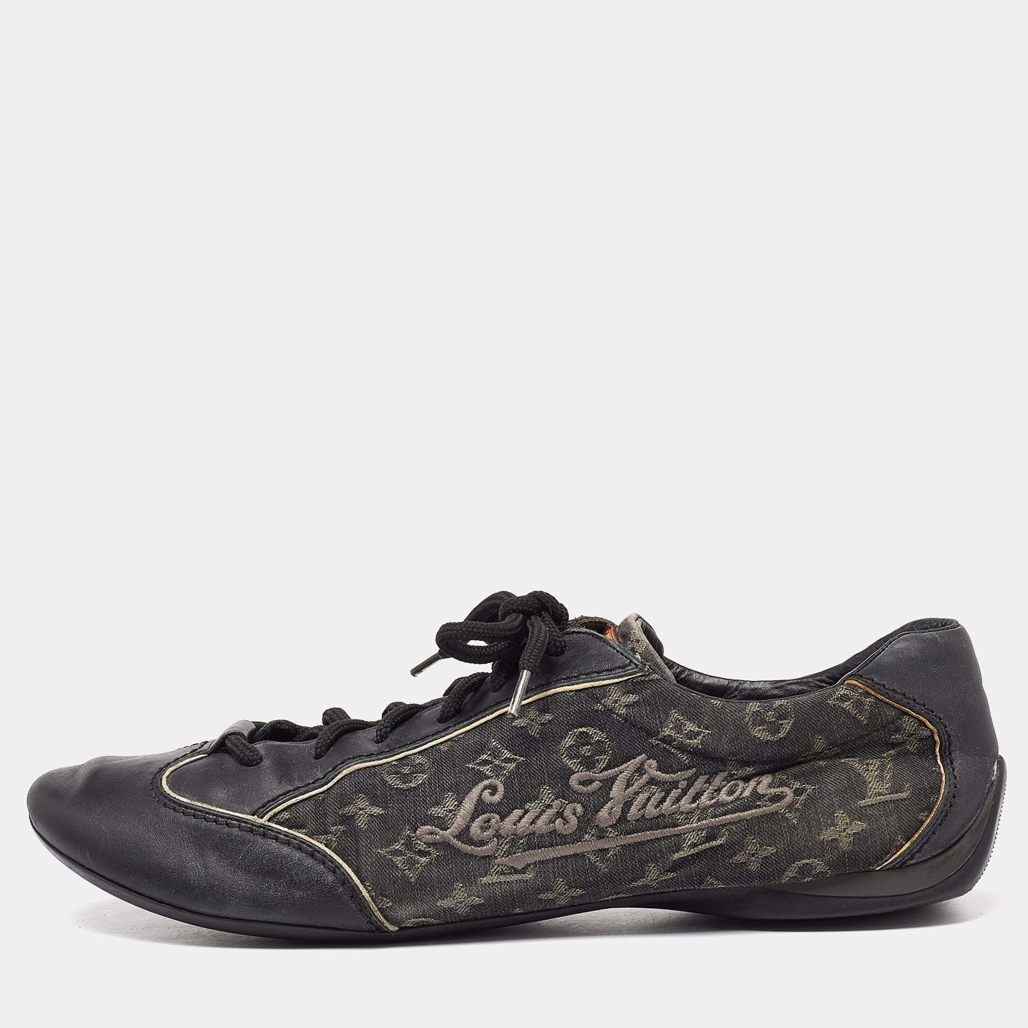 Louis Vuitton is all set to confirm you work out in style with this classy and stunning pair of sneakers. Crafted from leather and Monogram canvas they feature easy lace up details and profiles leather lined insoles along with brand labeling on the tongues.
