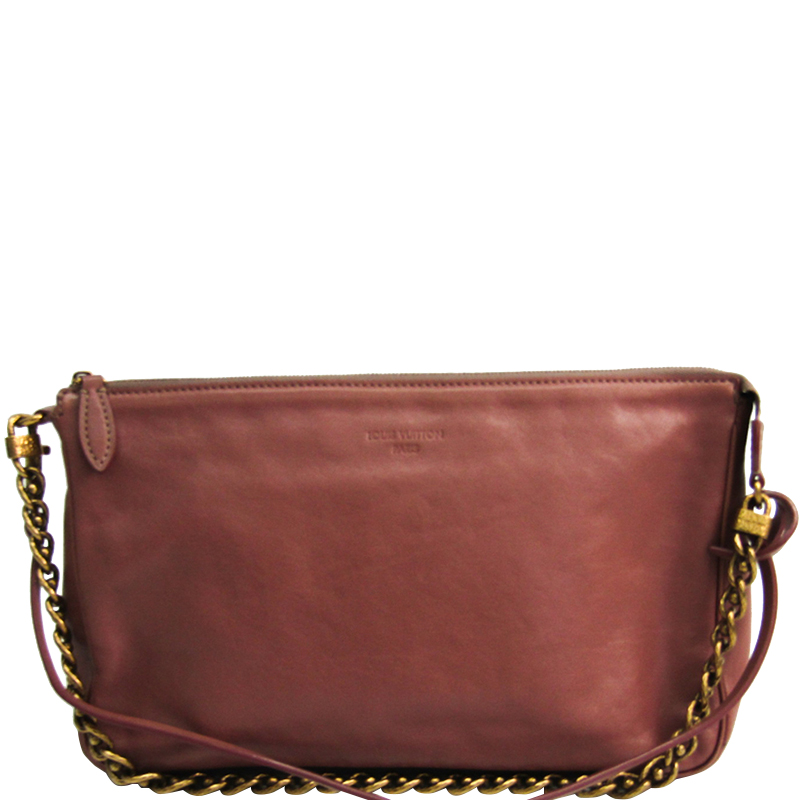 مملوكة مسبقًا  قدمت هذه الحقيبة من لوي فيتون من جلد عجل وردي في خريف/شتاء 2013 ضمن �مجموعة إكسسوارات.