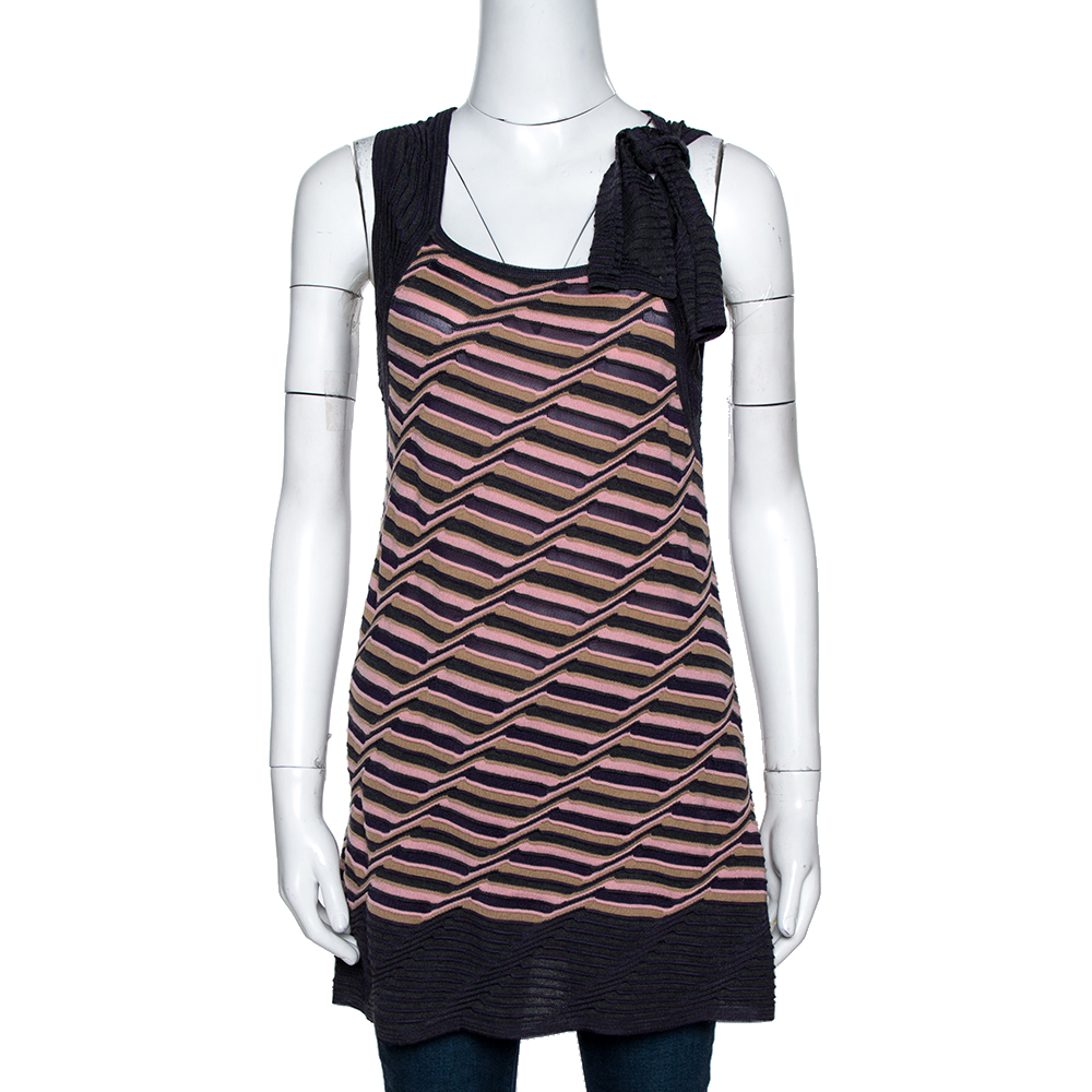 M Missoni brings you this stylish tunic that is great for summers and vacations. Crafted from quality material this luxurious creation has multicolored hues striped exterior shoulder tie detailing and a flattering silhouette. Pair with skinny jeans and wedges.
