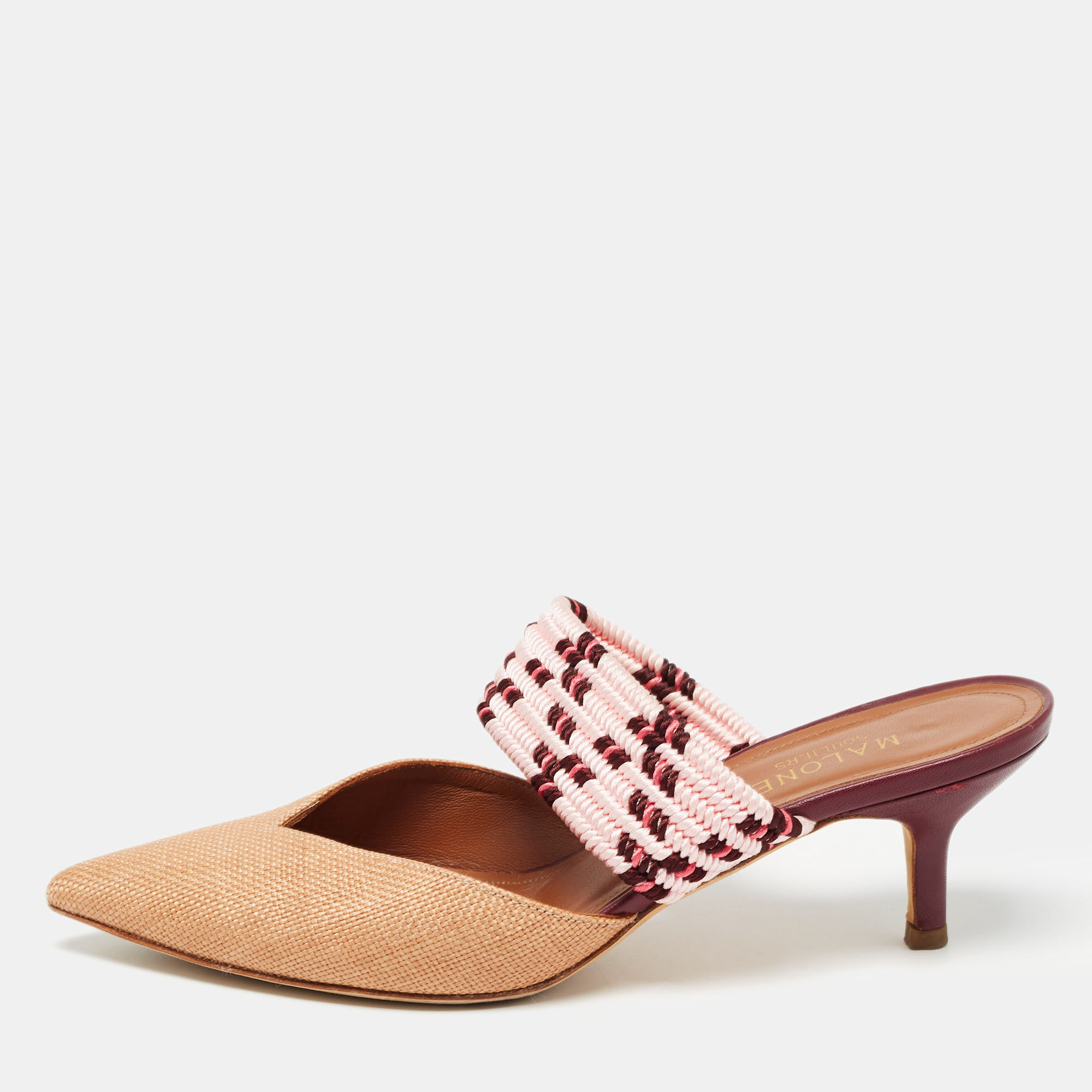 A perfect blend of luxury style and comfort these designer mules are made using quality materials and frame your feet in the most elegant way. They can be paired with a host of outfits from your wardrobe.